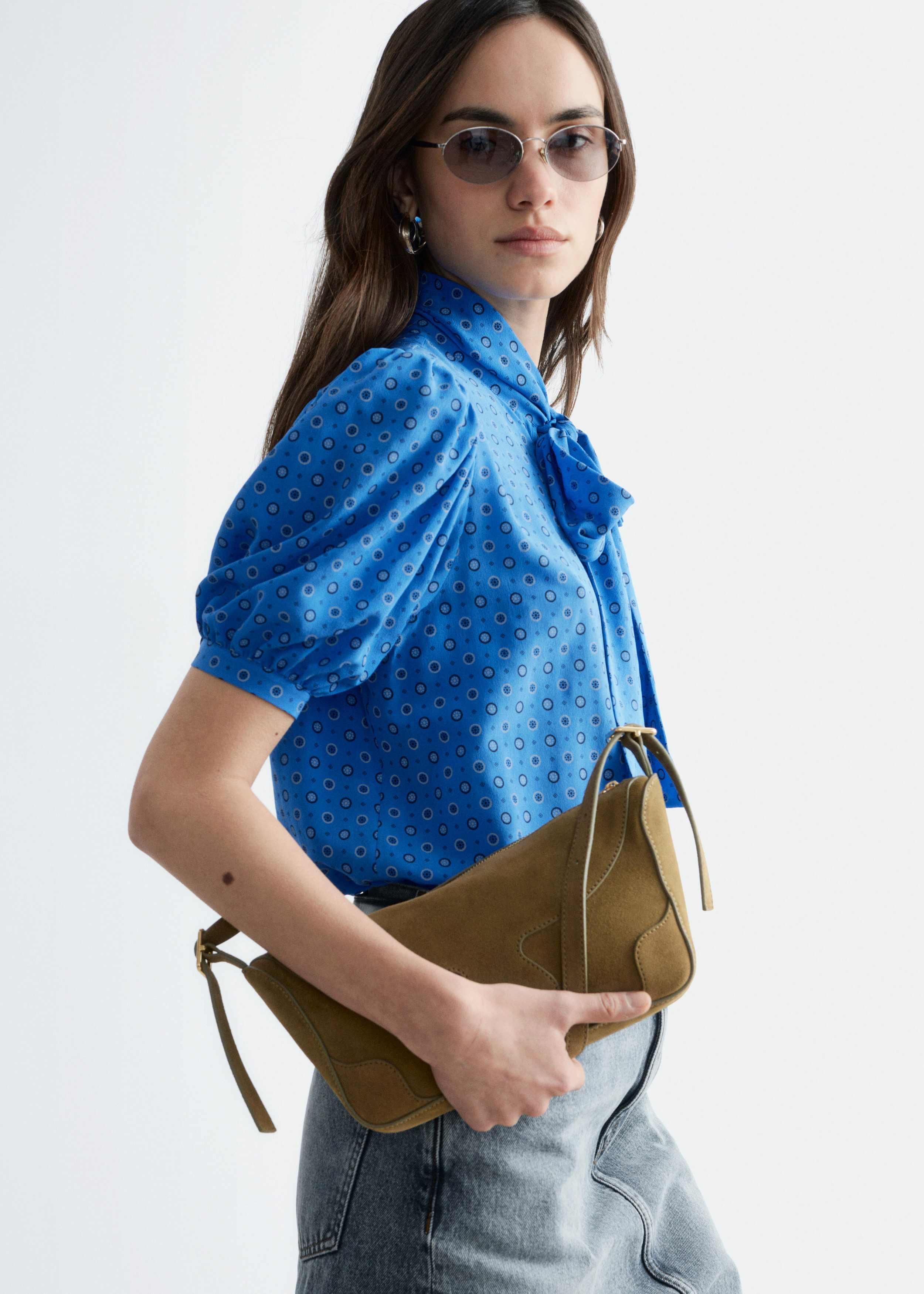 앤아더스토리즈 프린트 타이 넥 실크 블라우스의 브라이트 블루/패턴컬러 ECOMLook입니다.