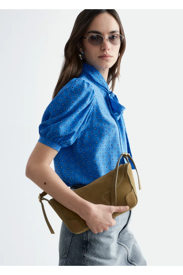 앤아더스토리즈 프린트 타이 넥 실크 블라우스의 브라이트 블루/패턴컬러 ECOMLook입니다.