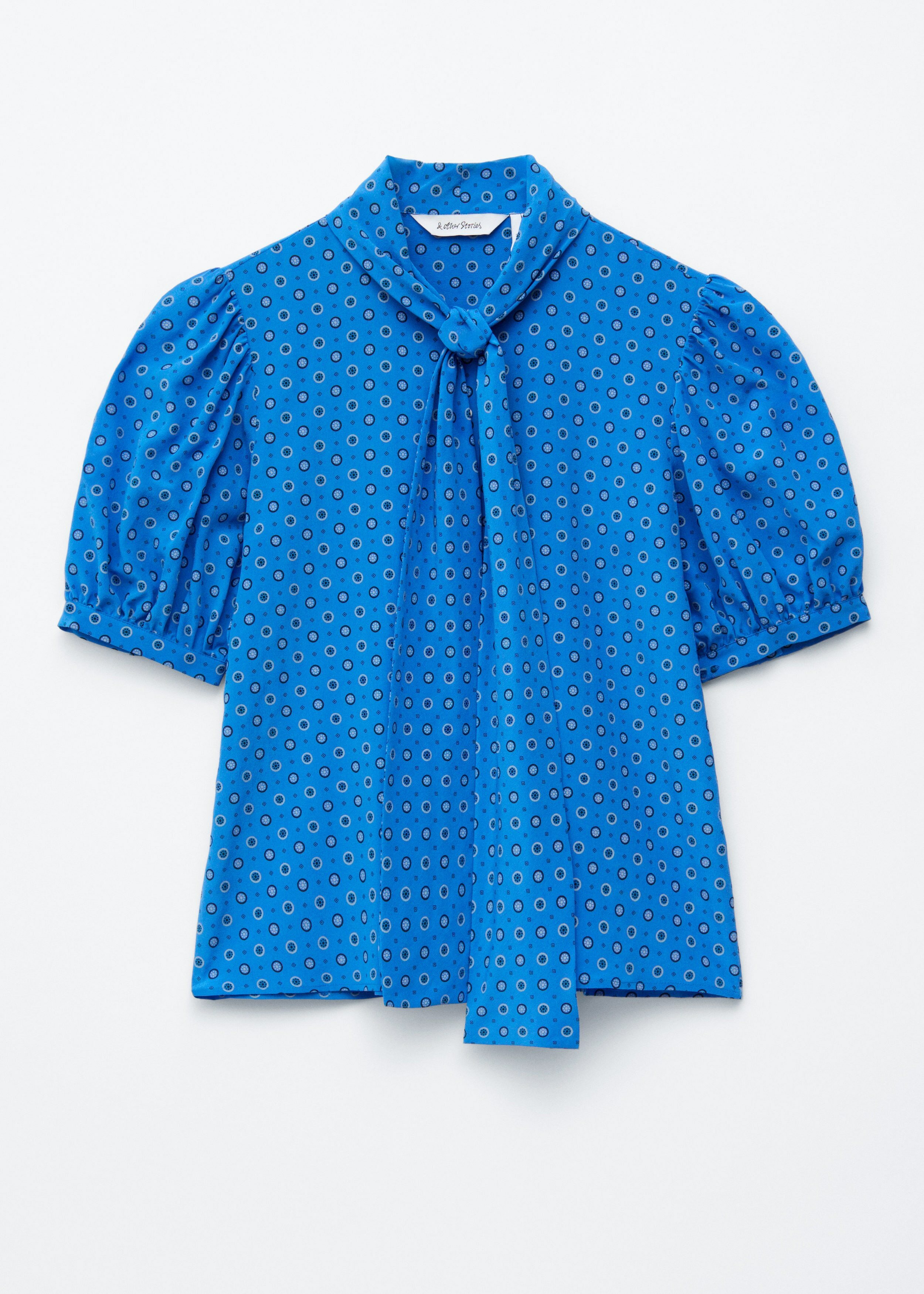 앤아더스토리즈 프린트 타이 넥 실크 블라우스의 브라이트 블루/패턴컬러 Product입니다.