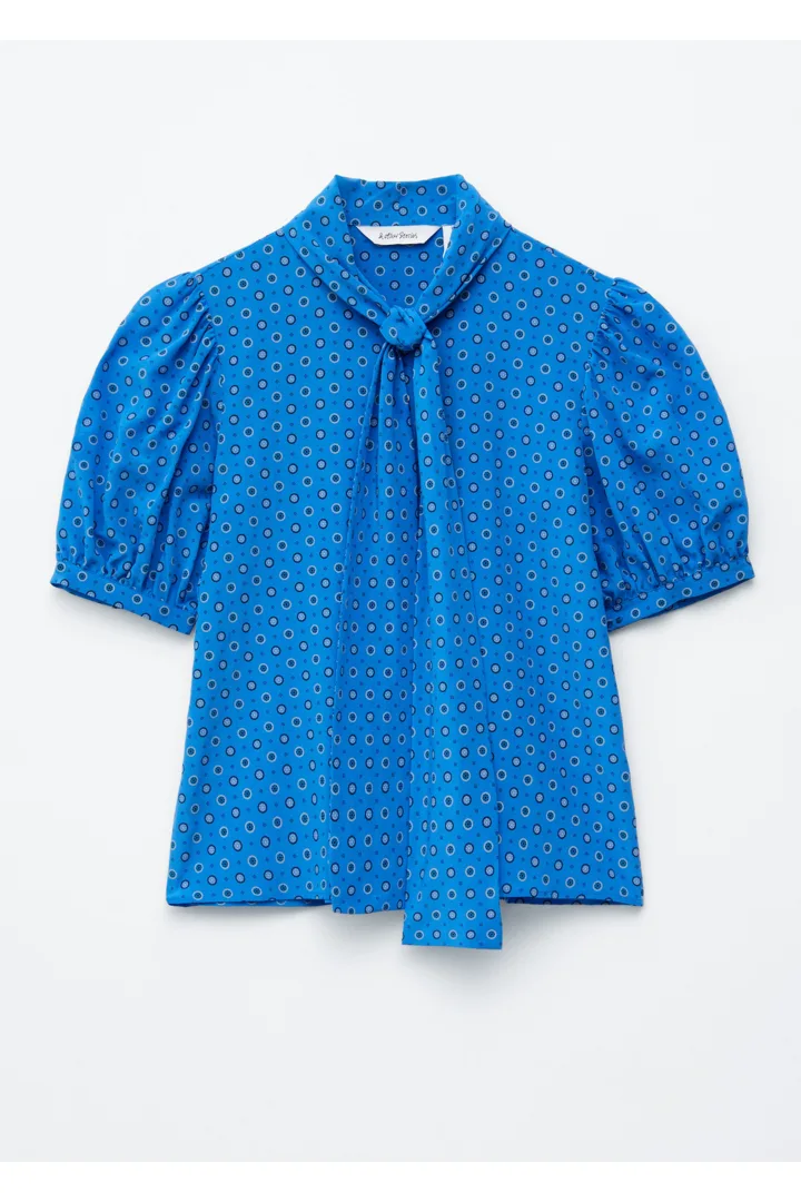 앤아더스토리즈 프린트 타이 넥 실크 블라우스의 브라이트 블루/패턴컬러 Product입니다.