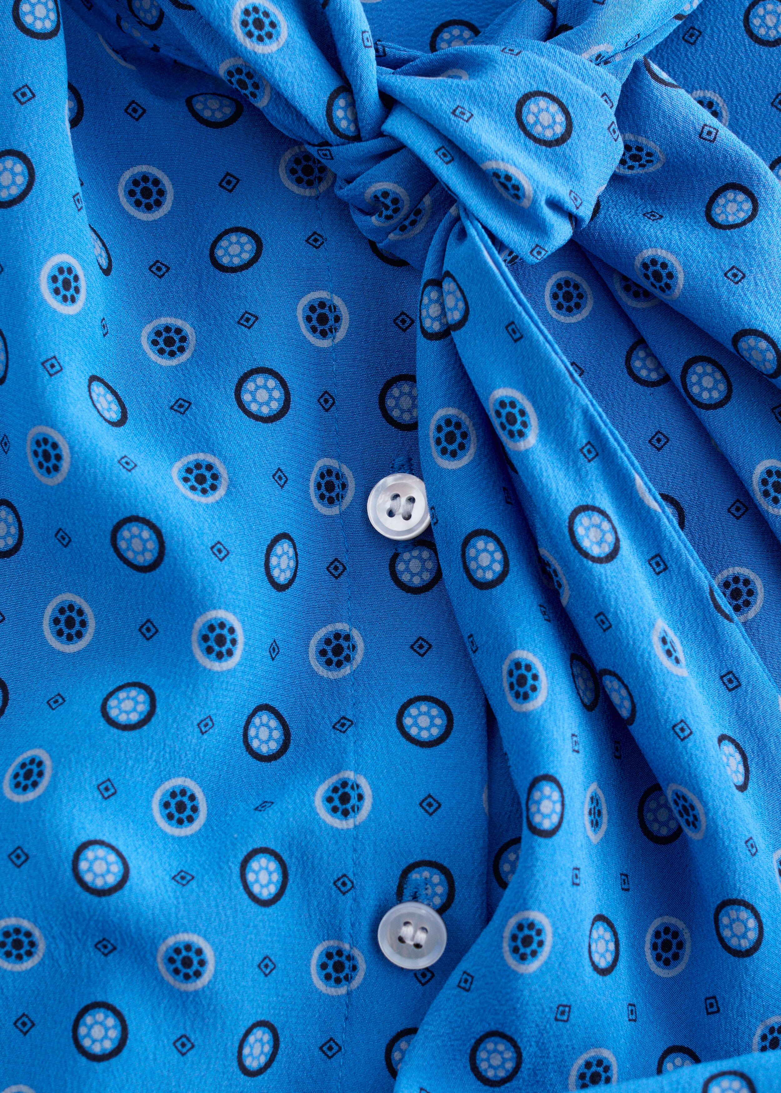 앤아더스토리즈 프린트 타이 넥 실크 블라우스의 브라이트 블루/패턴컬러 Detail입니다.