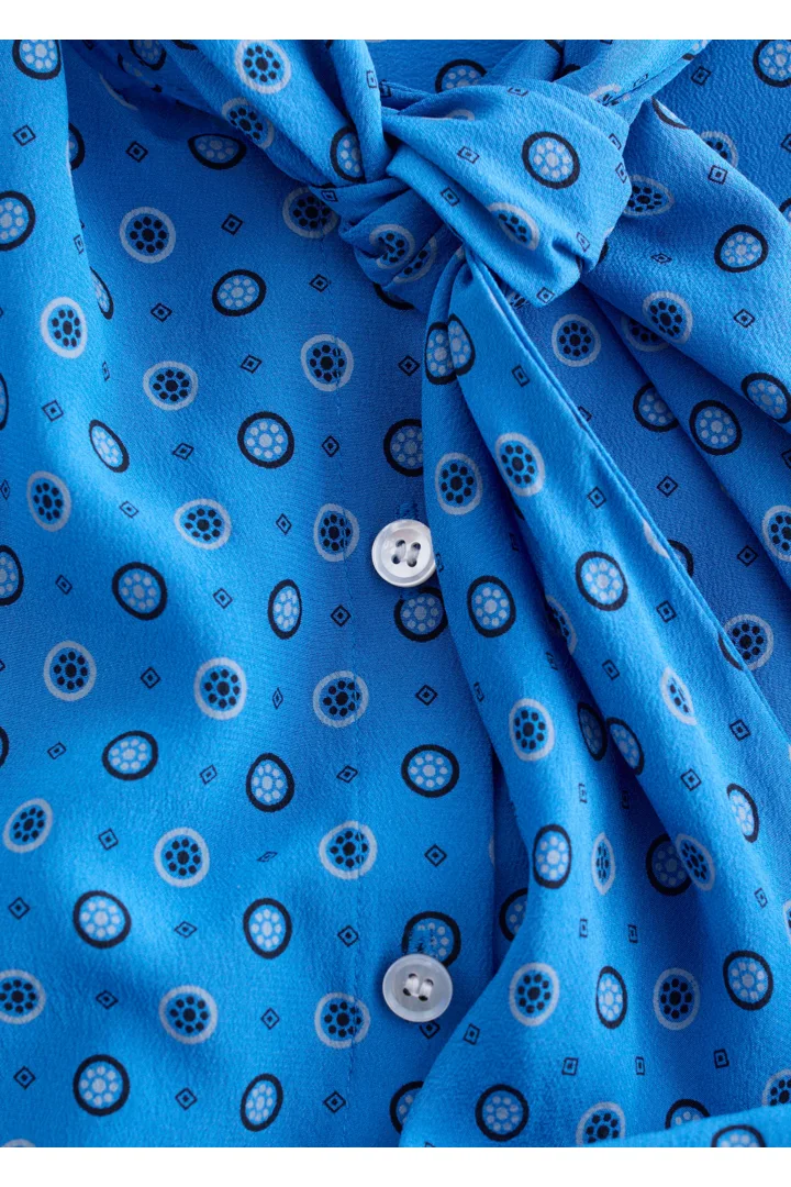 앤아더스토리즈 프린트 타이 넥 실크 블라우스의 브라이트 블루/패턴컬러 Detail입니다.