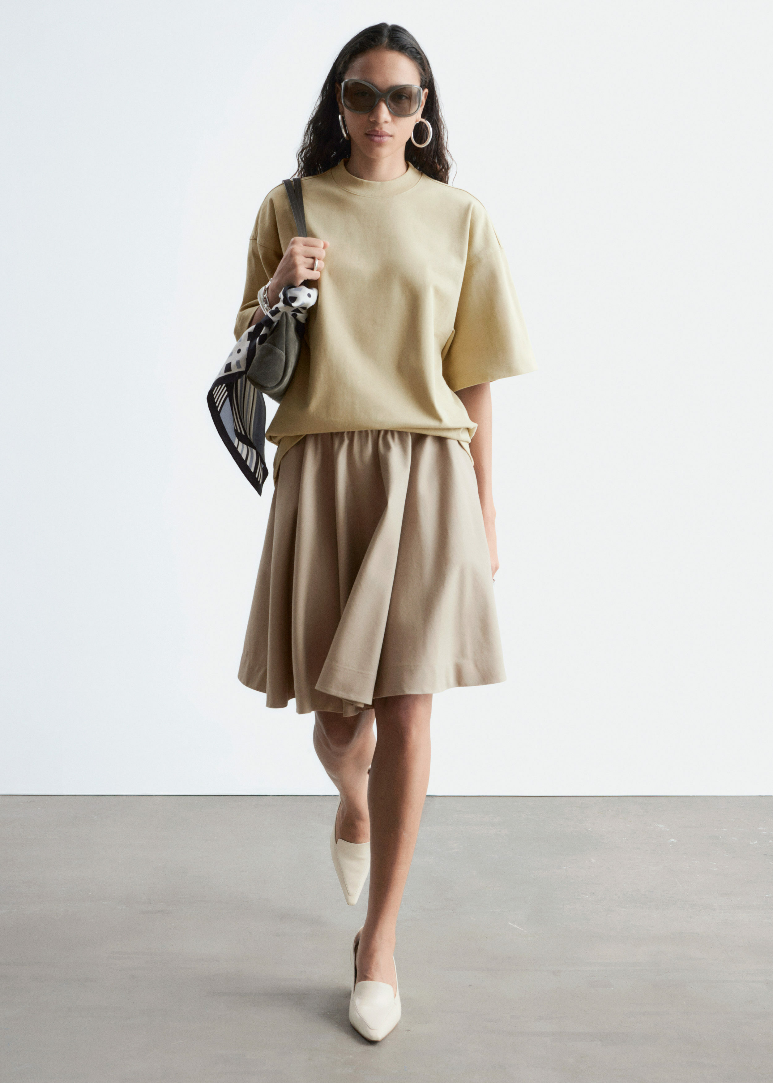 앤아더스토리즈 오버사이즈 코튼 티의 뮤티드 옐로우컬러 ECOMLook입니다.