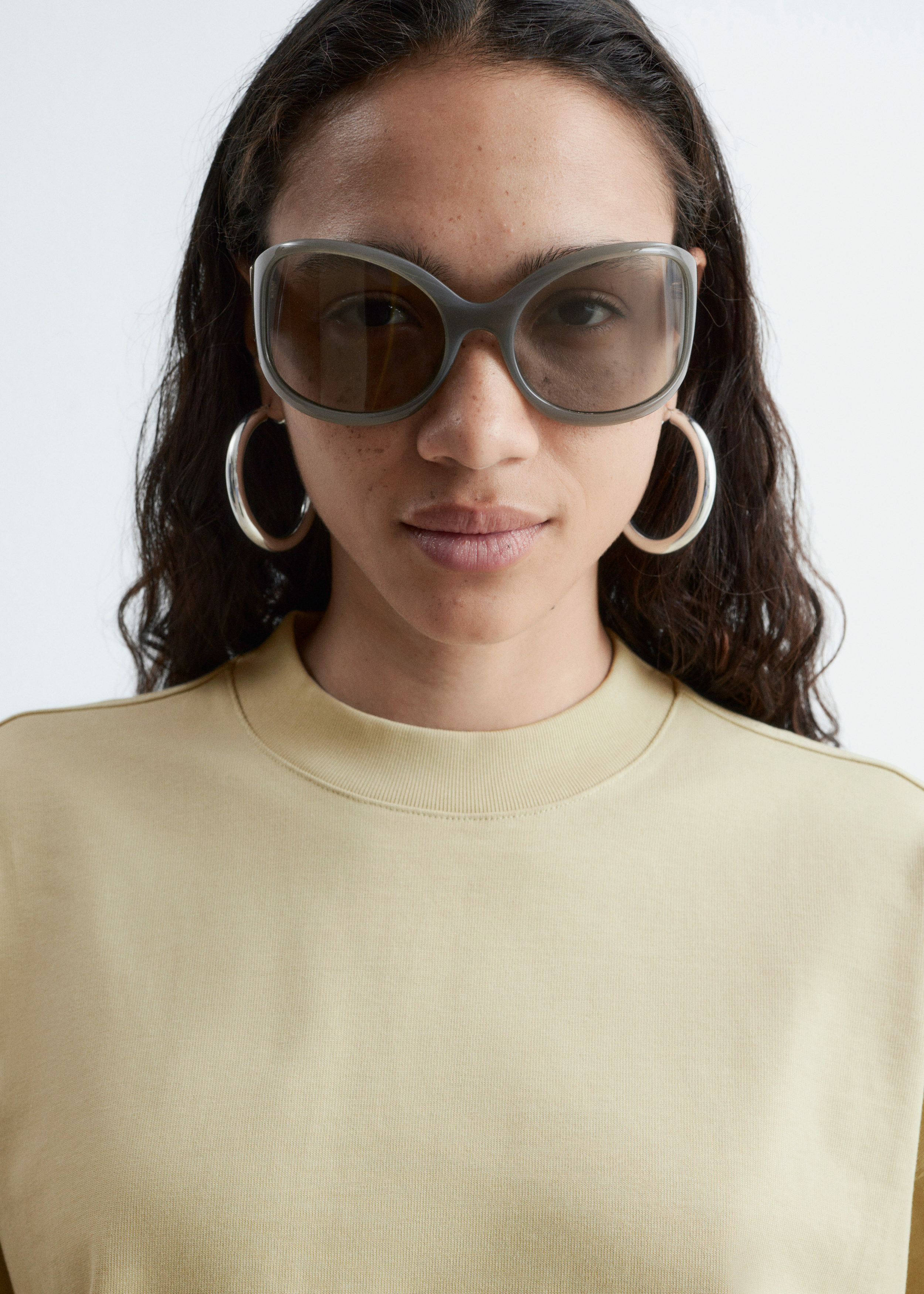 앤아더스토리즈 오버사이즈 코튼 티의 뮤티드 옐로우컬러 ECOMLook입니다.