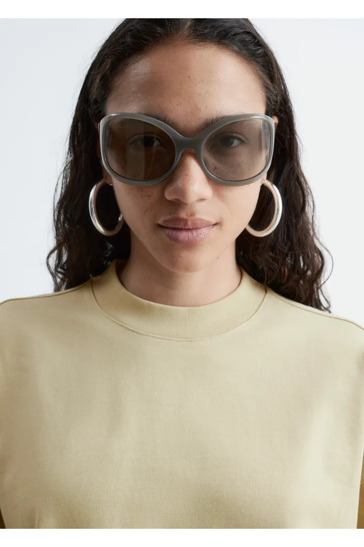 앤아더스토리즈 오버사이즈 코튼 티의 뮤티드 옐로우컬러 ECOMLook입니다.