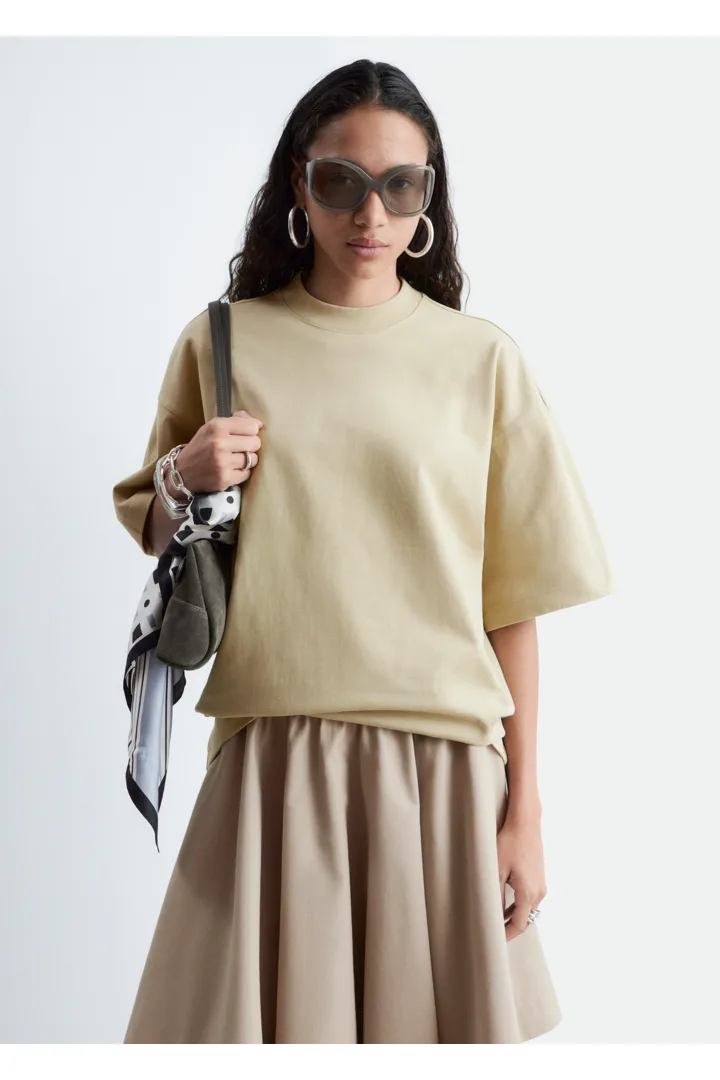 앤아더스토리즈 오버사이즈 코튼 티의 뮤티드 옐로우컬러 ECOMLook입니다.