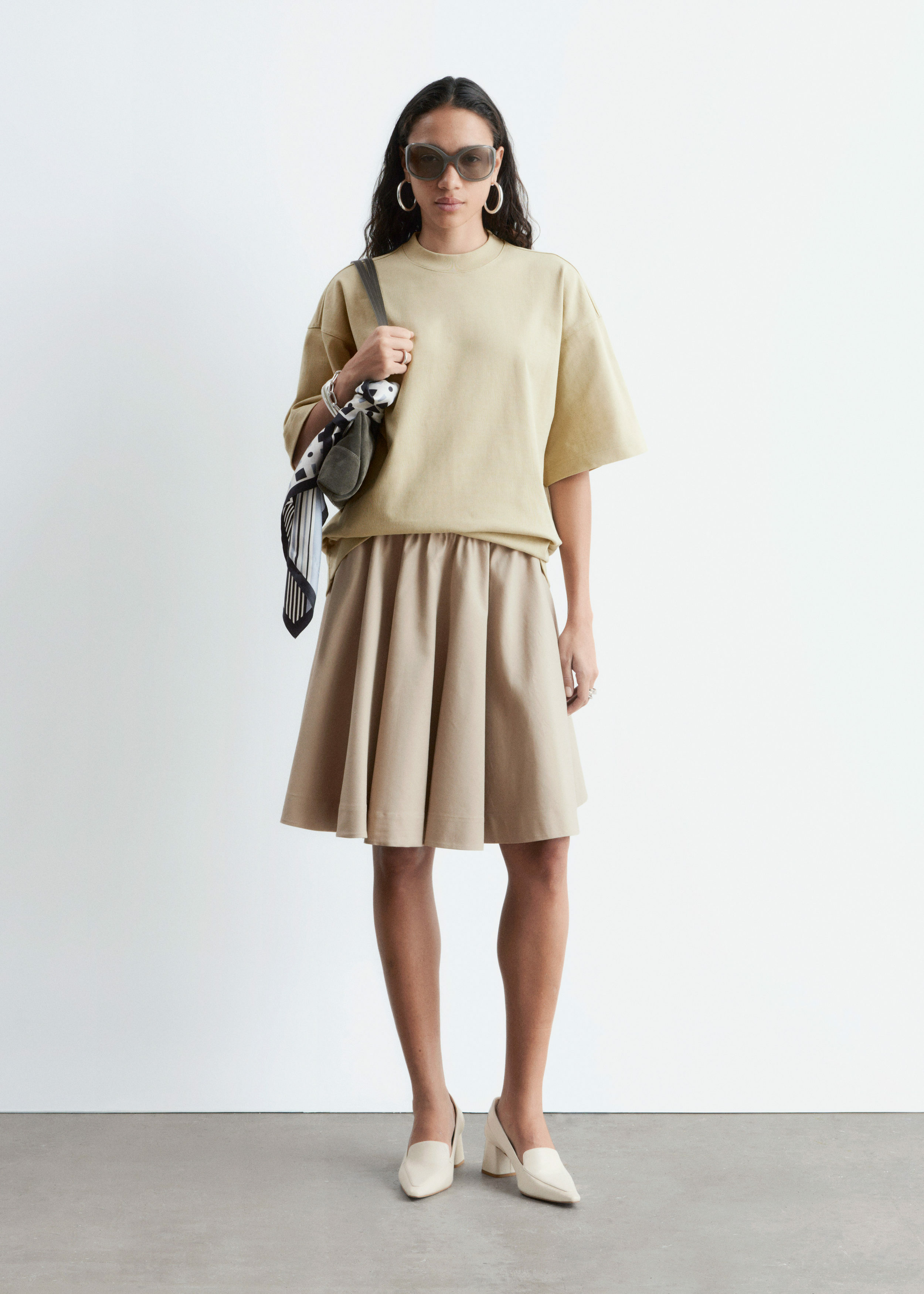 앤아더스토리즈 오버사이즈 코튼 티의 뮤티드 옐로우컬러 ECOMLook입니다.