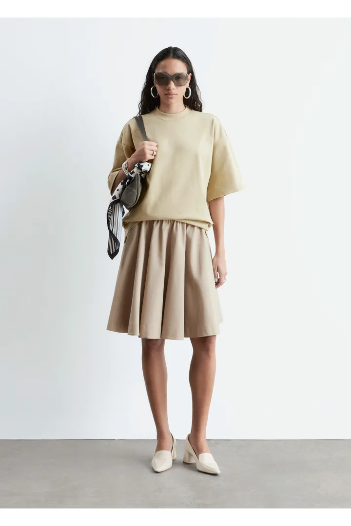 앤아더스토리즈 오버사이즈 코튼 티의 뮤티드 옐로우컬러 ECOMLook입니다.