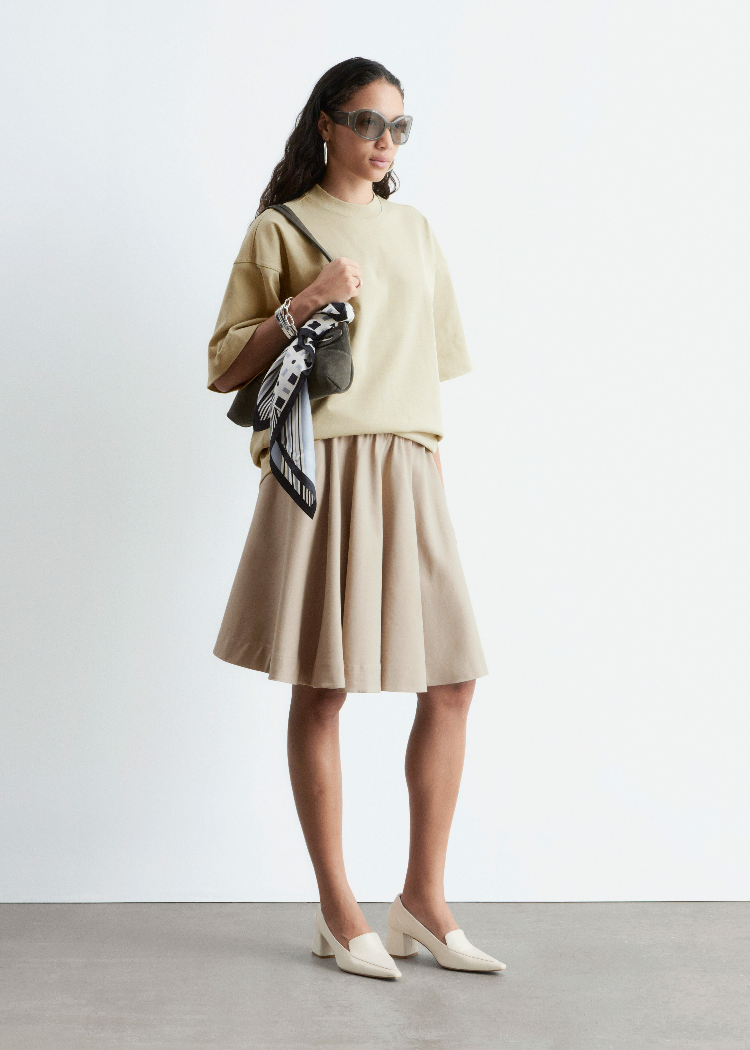 앤아더스토리즈 오버사이즈 코튼 티의 뮤티드 옐로우컬러 ECOMLook입니다.