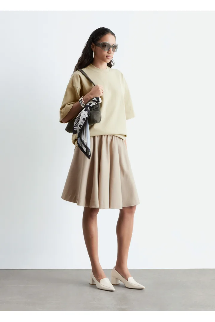 앤아더스토리즈 오버사이즈 코튼 티의 뮤티드 옐로우컬러 ECOMLook입니다.