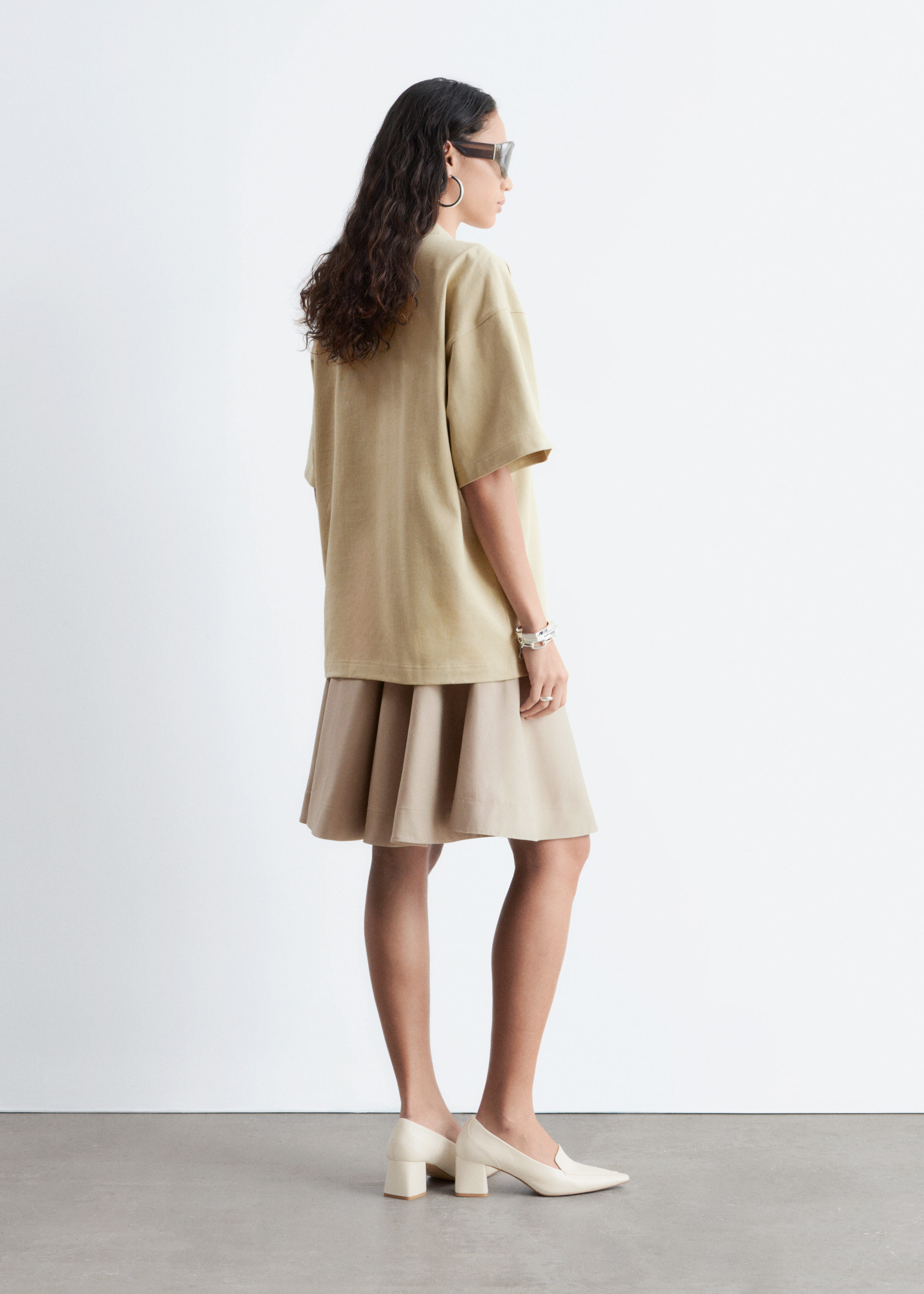 앤아더스토리즈 오버사이즈 코튼 티의 뮤티드 옐로우컬러 ECOMLook입니다.