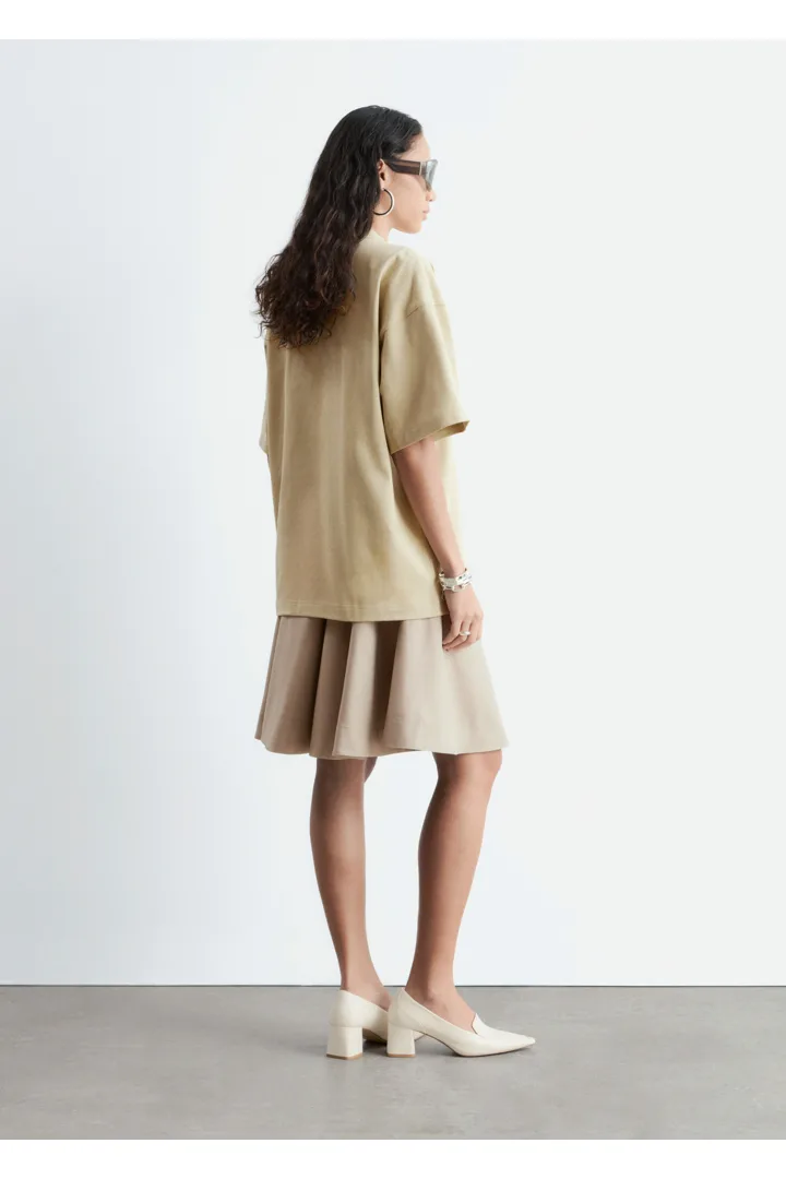 앤아더스토리즈 오버사이즈 코튼 티의 뮤티드 옐로우컬러 ECOMLook입니다.