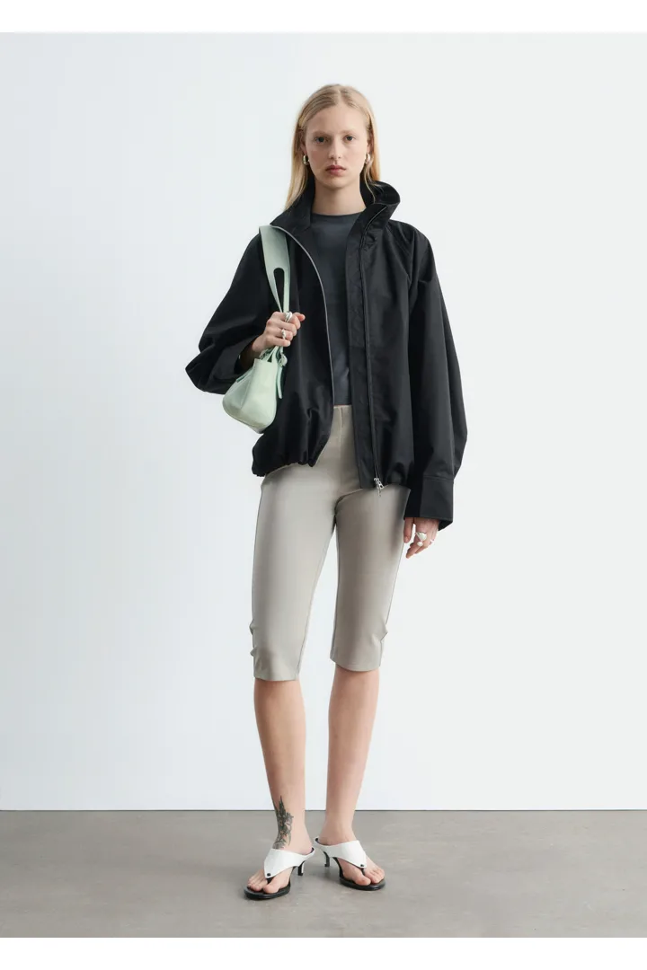 앤아더스토리즈 집업 트윌 자켓의 블랙컬러 ECOMLook입니다.