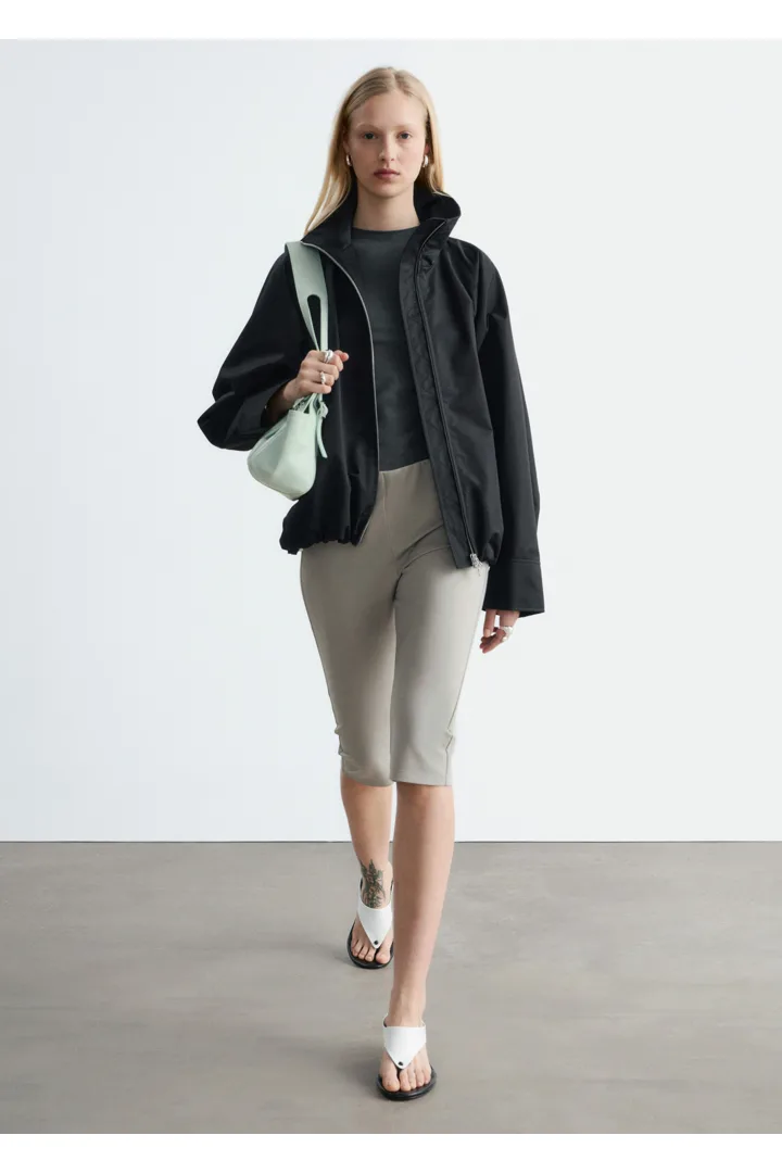 앤아더스토리즈 집업 트윌 자켓의 블랙컬러 ECOMLook입니다.