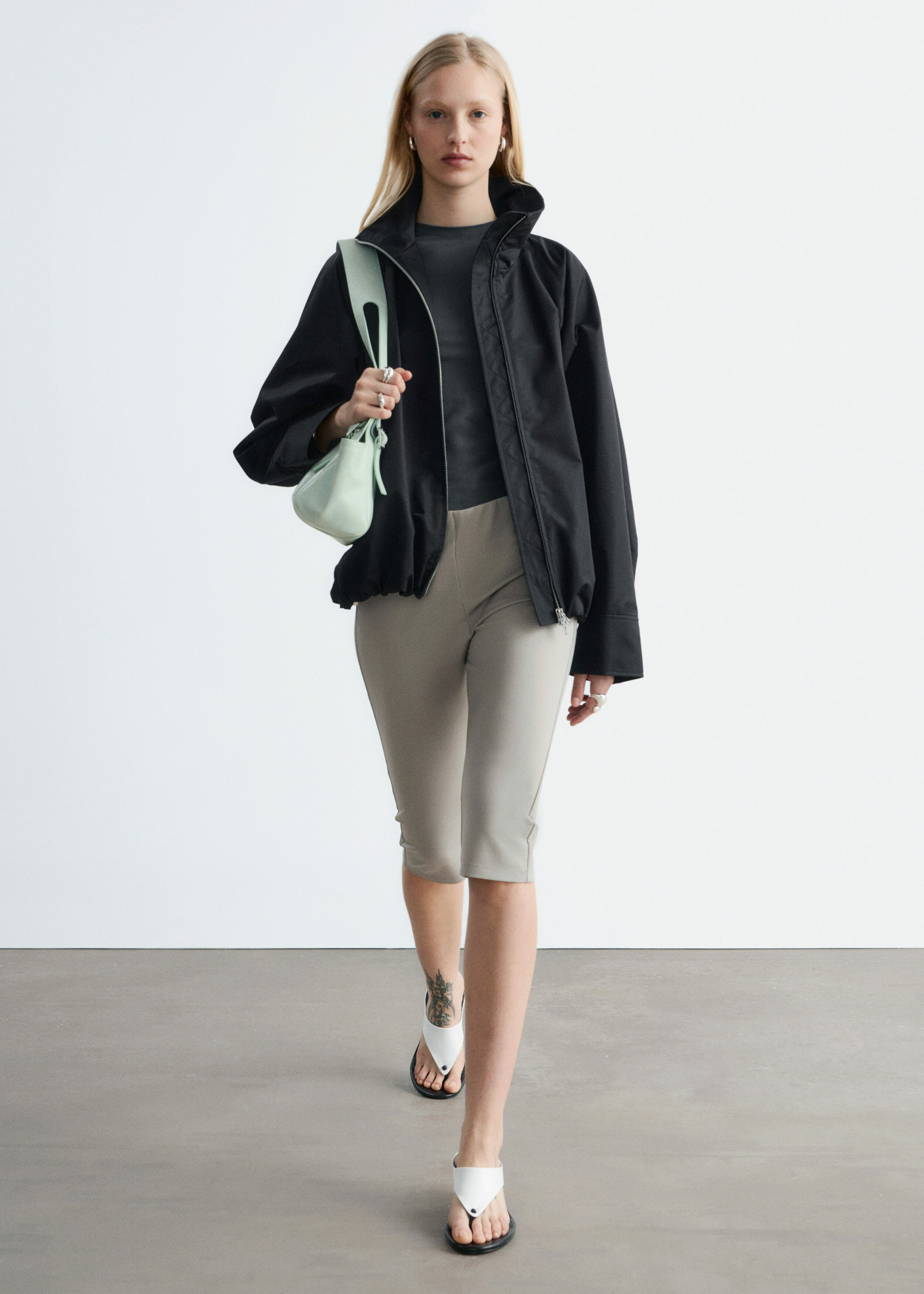 앤아더스토리즈 집업 트윌 자켓의 블랙컬러 ECOMLook입니다.