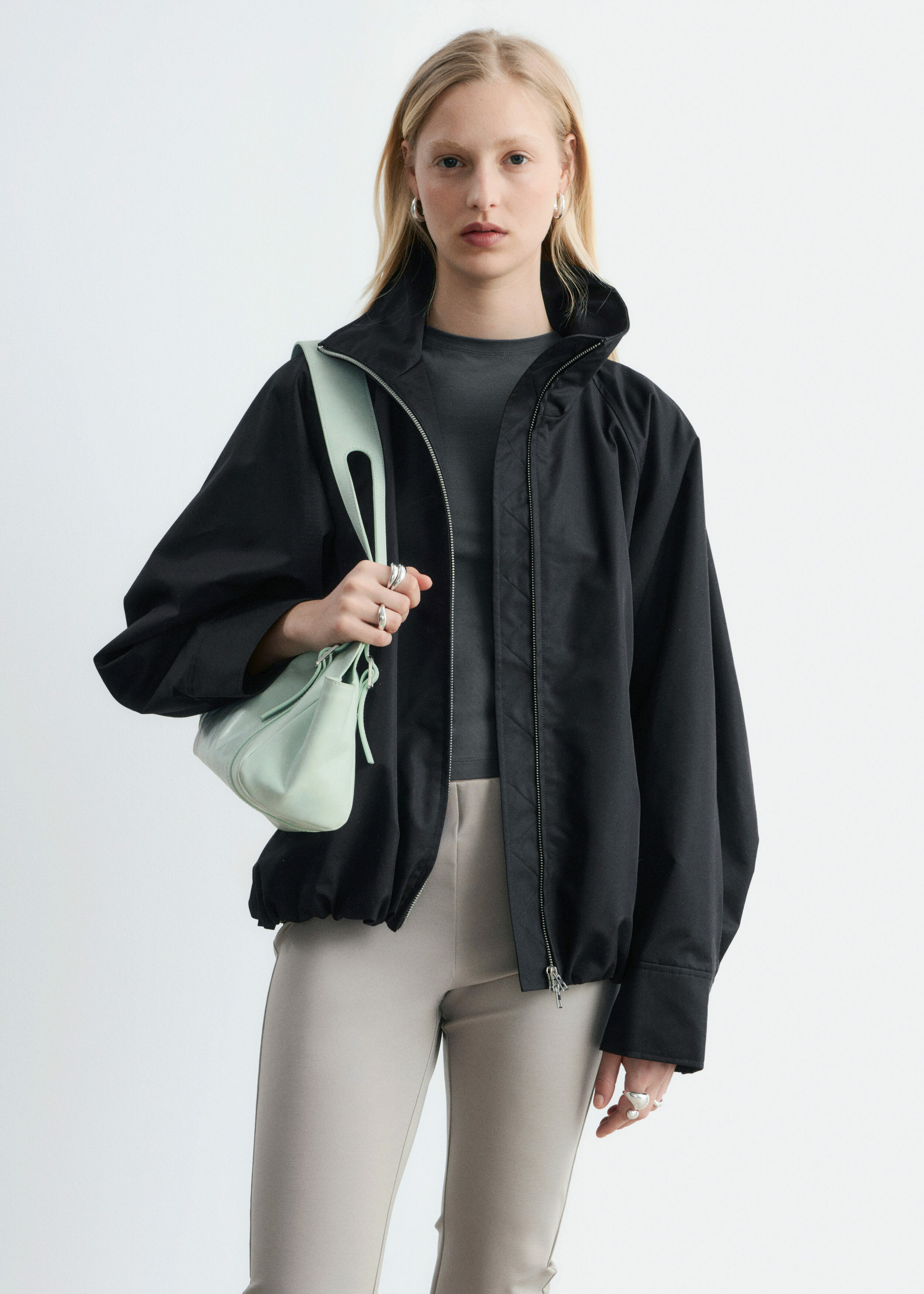 앤아더스토리즈 집업 트윌 자켓의 블랙컬러 ECOMLook입니다.