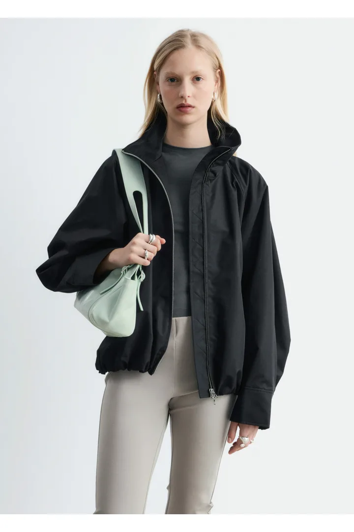 앤아더스토리즈 집업 트윌 자켓의 블랙컬러 ECOMLook입니다.