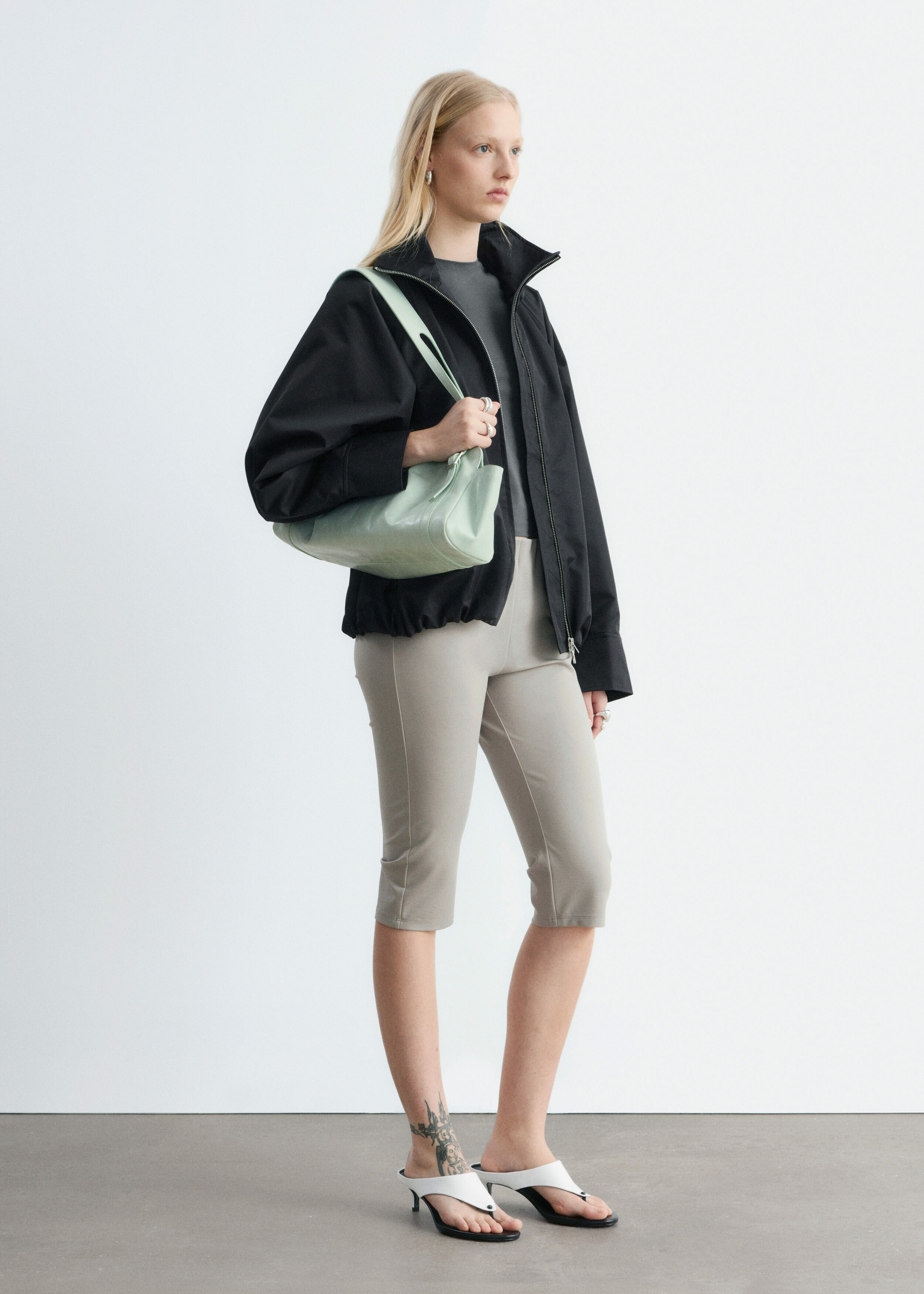 앤아더스토리즈 집업 트윌 자켓의 블랙컬러 ECOMLook입니다.