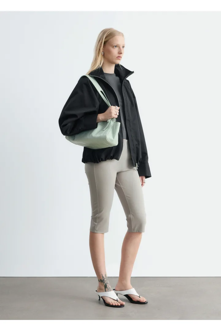 앤아더스토리즈 집업 트윌 자켓의 블랙컬러 ECOMLook입니다.