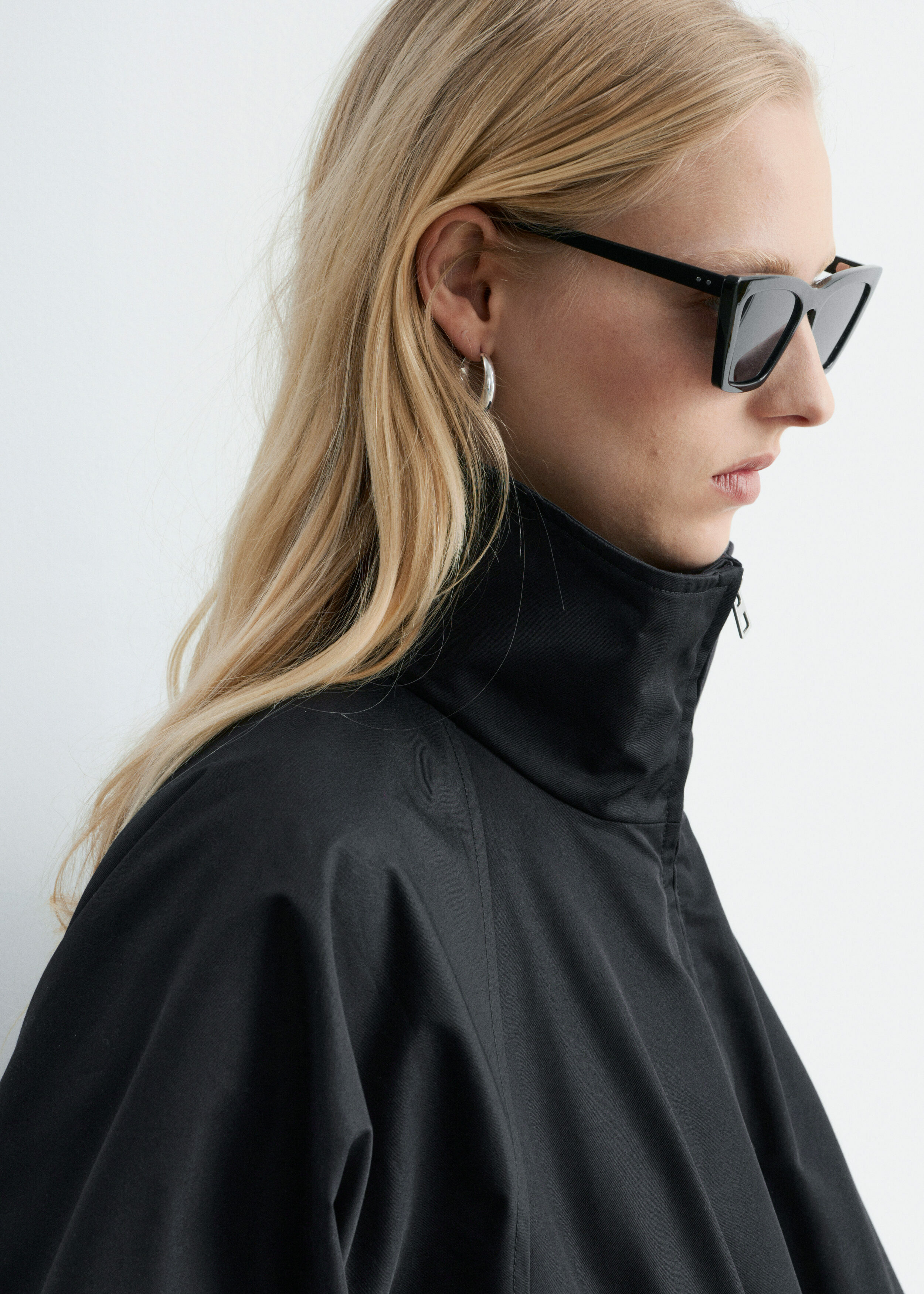 앤아더스토리즈 집업 트윌 자켓의 블랙컬러 ECOMLook입니다.