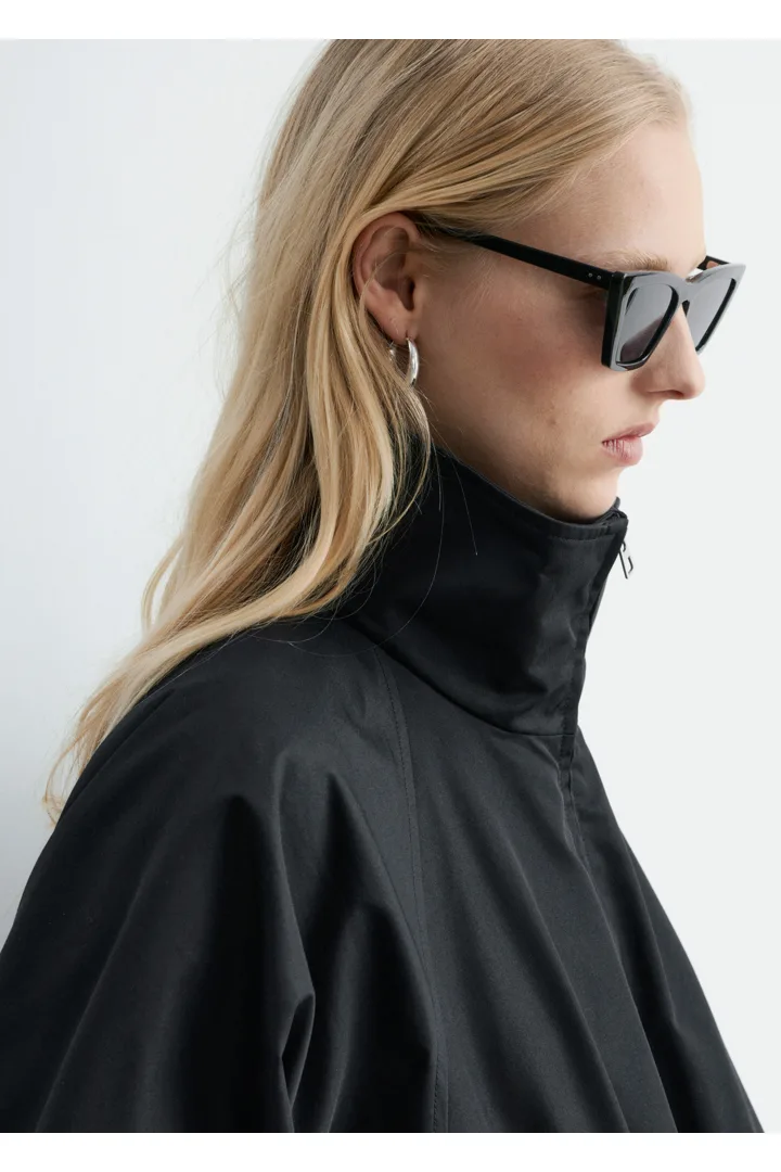 앤아더스토리즈 집업 트윌 자켓의 블랙컬러 ECOMLook입니다.