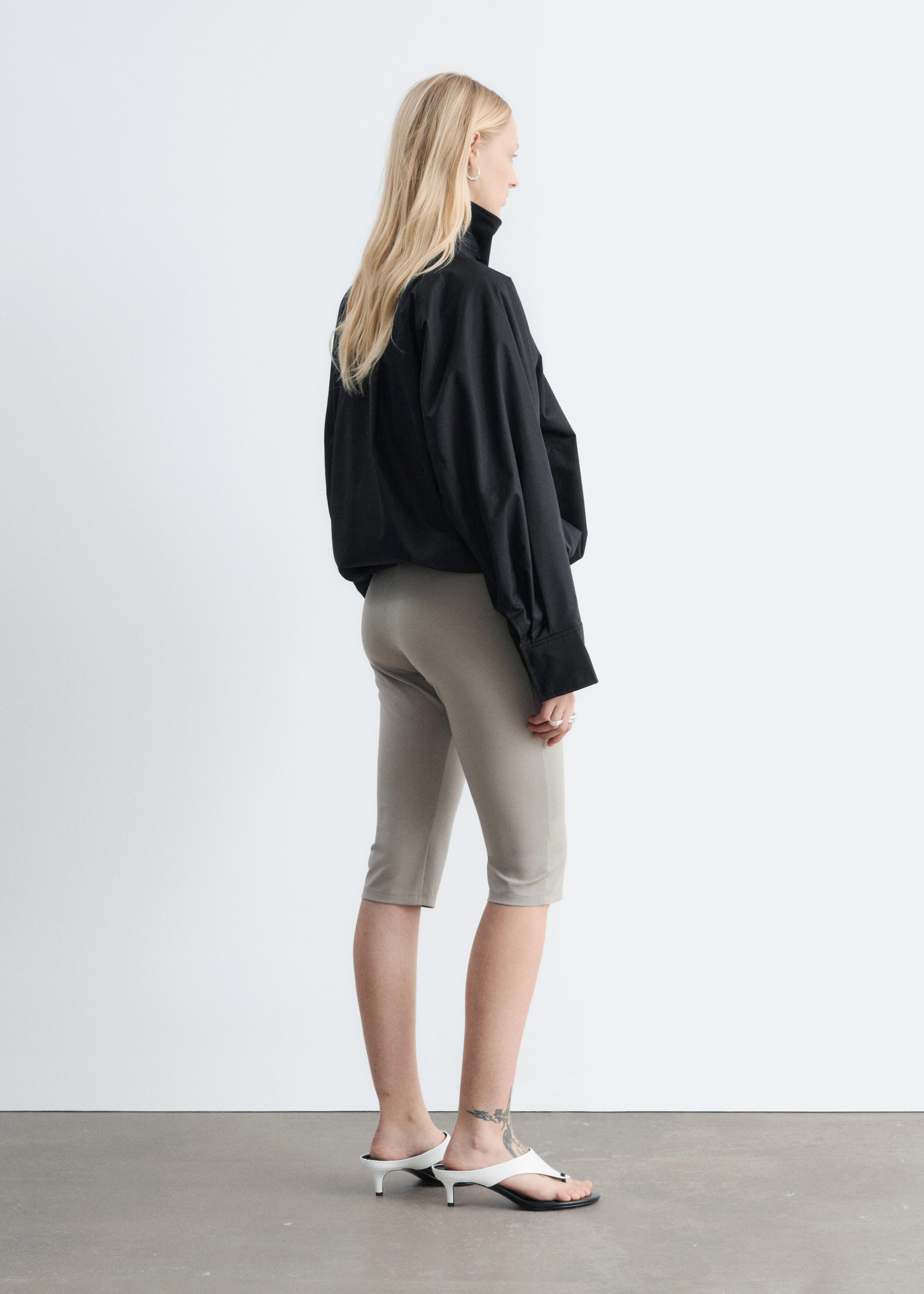 앤아더스토리즈 집업 트윌 자켓의 블랙컬러 ECOMLook입니다.