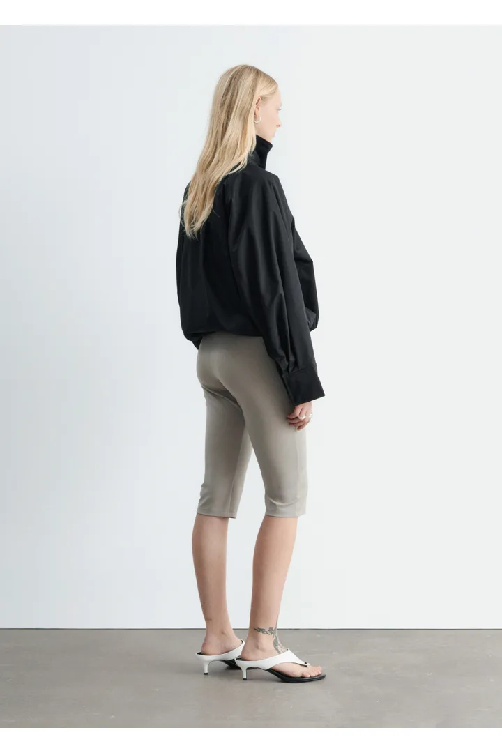 앤아더스토리즈 집업 트윌 자켓의 블랙컬러 ECOMLook입니다.