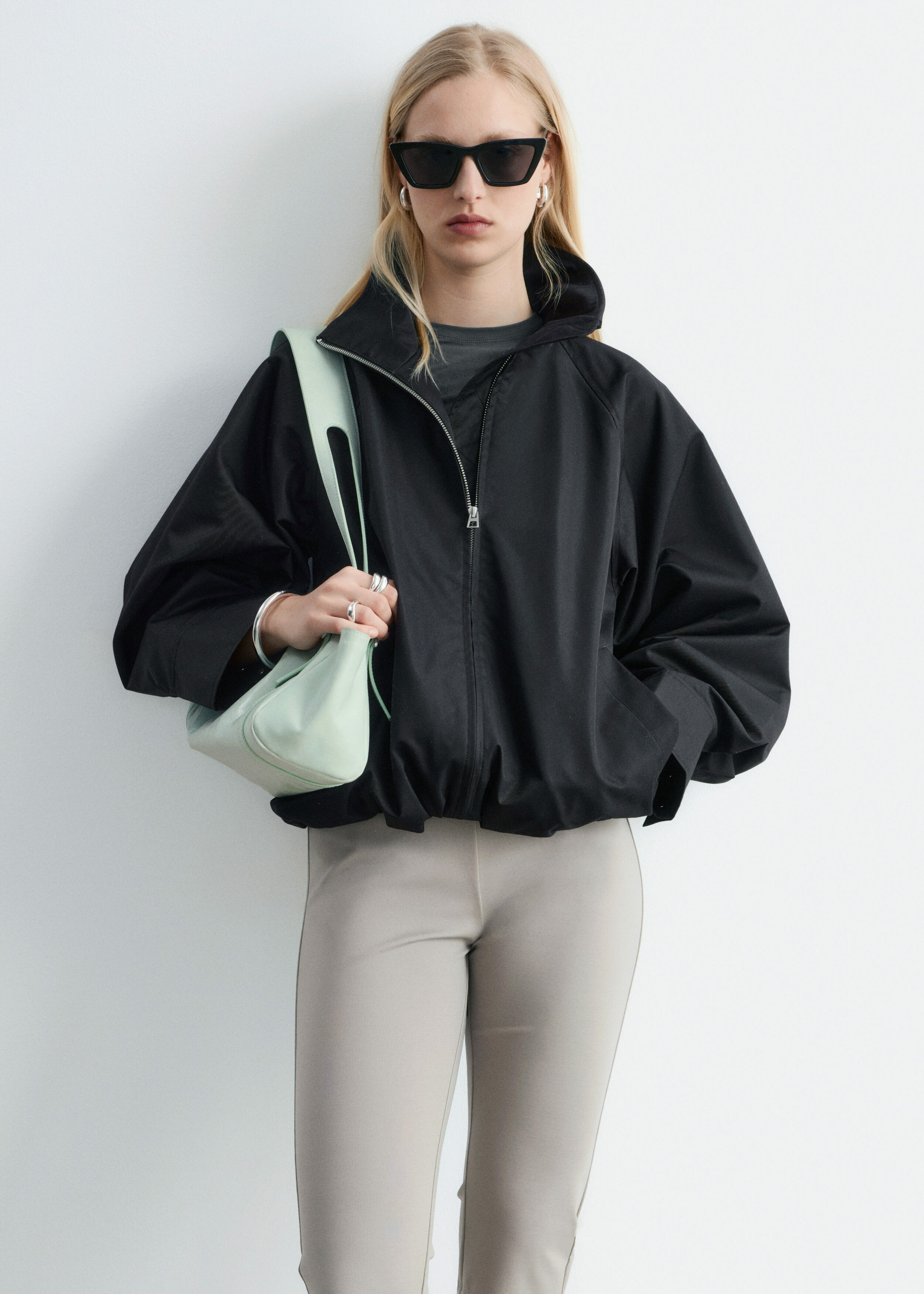 앤아더스토리즈 집업 트윌 자켓의 블랙컬러 ECOMLook입니다.