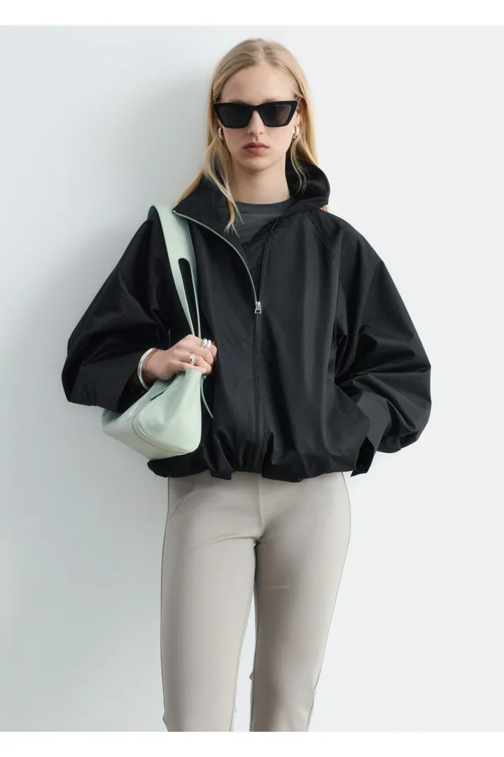 앤아더스토리즈 집업 트윌 자켓의 블랙컬러 ECOMLook입니다.