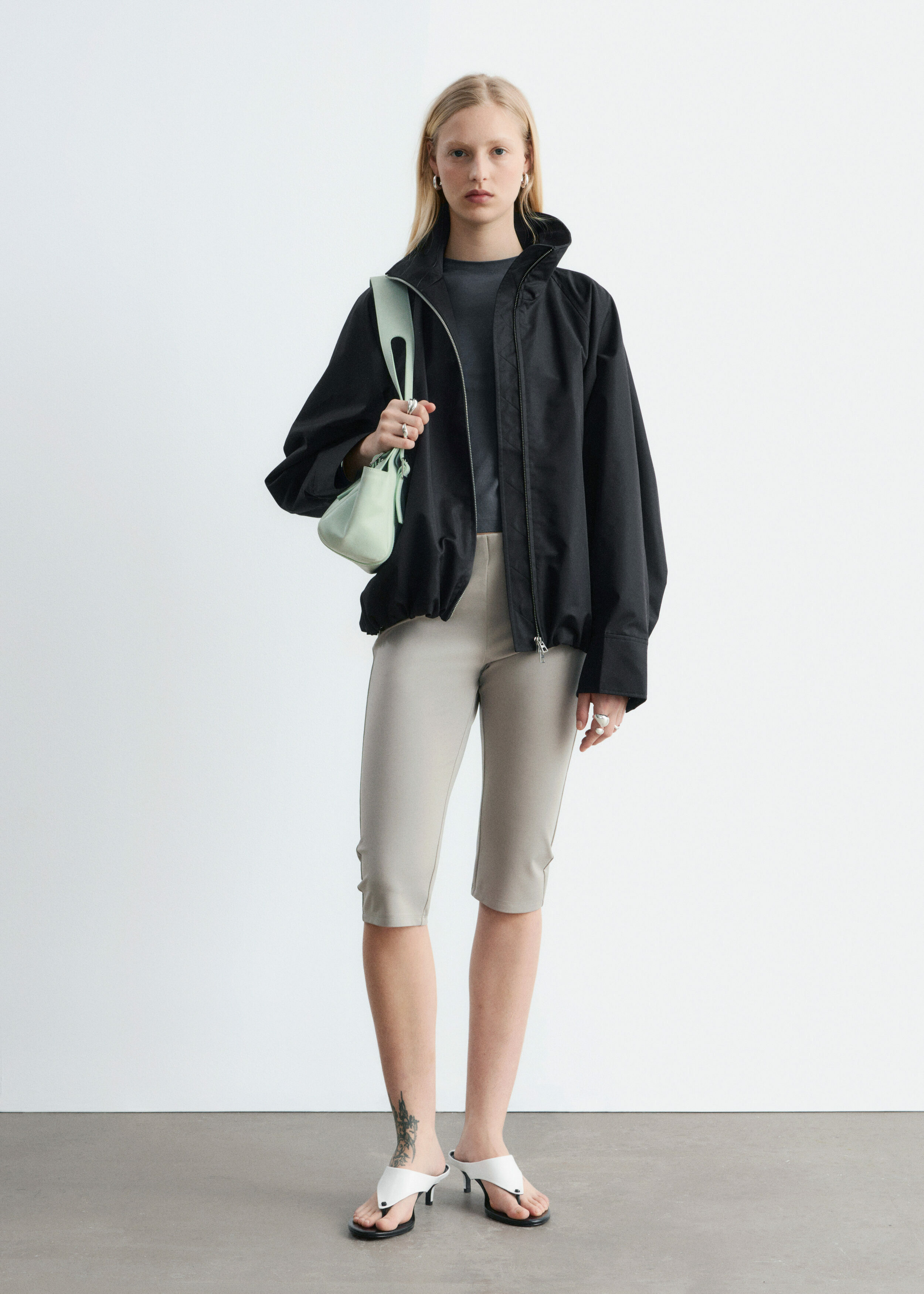 앤아더스토리즈 집업 트윌 자켓의 블랙컬러 ECOMLook입니다.