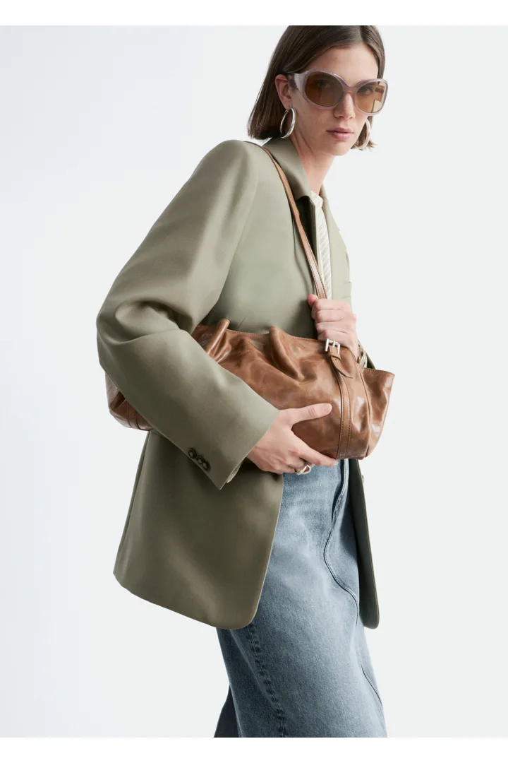 앤아더스토리즈 로우 프로파일 레더 숄더 백의 브라운컬러 ECOMLook입니다.