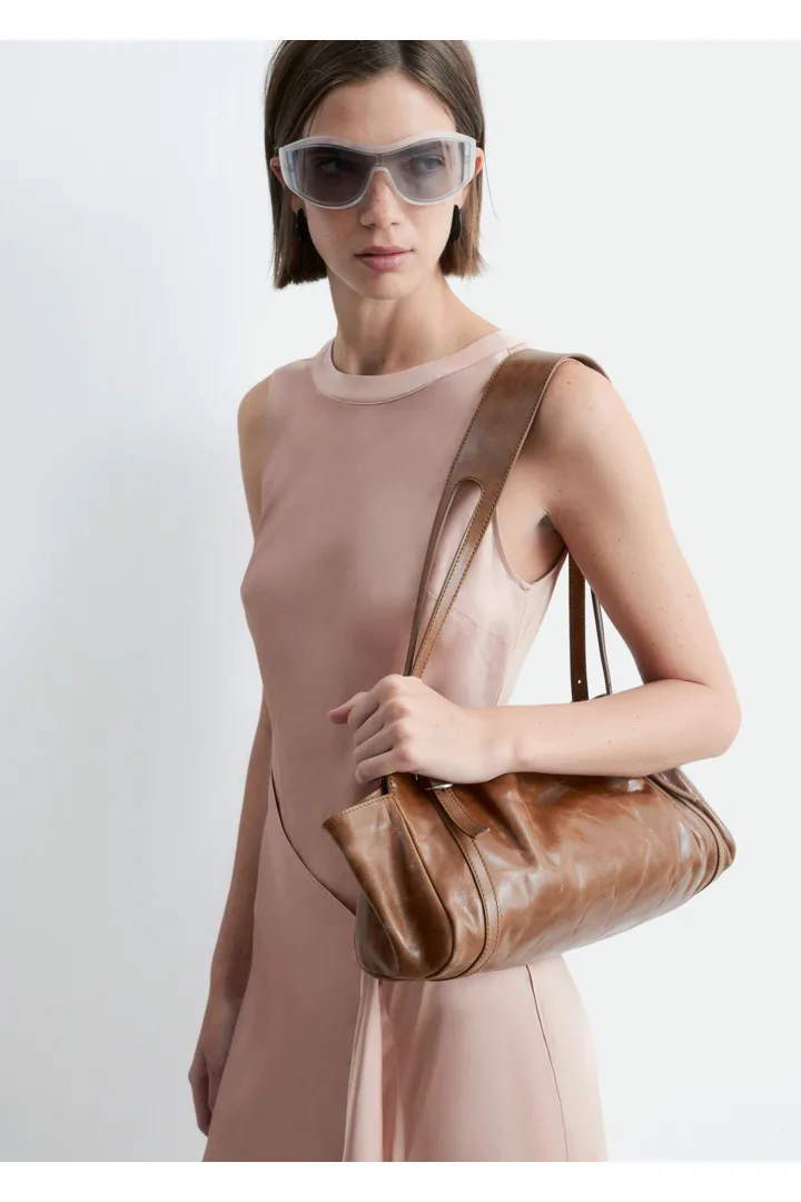 앤아더스토리즈 로우 프로파일 레더 숄더 백의 브라운컬러 ECOMLook입니다.