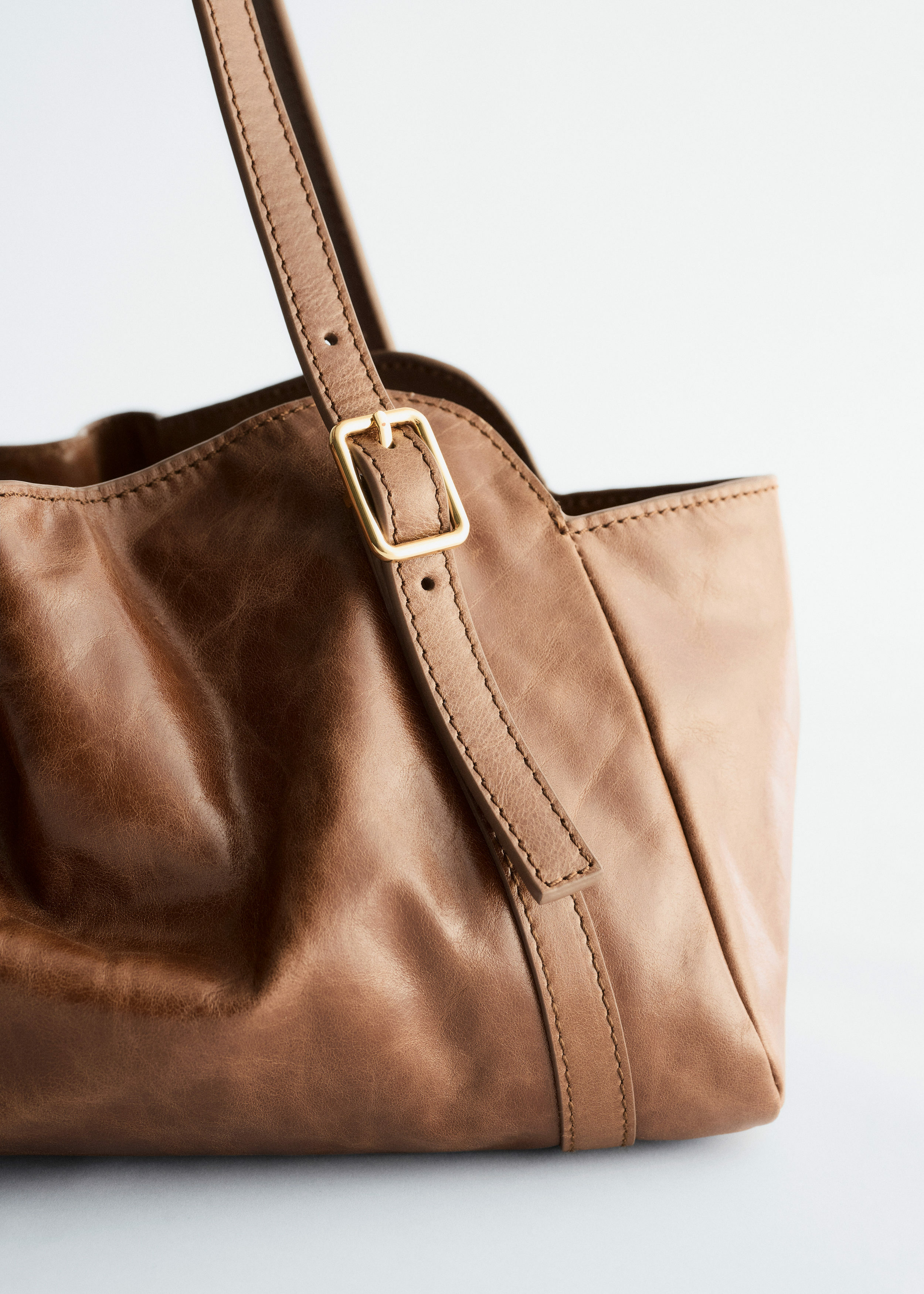 앤아더스토리즈 로우 프로파일 레더 숄더 백의 브라운컬러 Product입니다.