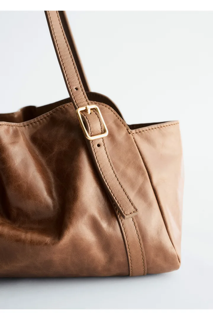 앤아더스토리즈 로우 프로파일 레더 숄더 백의 브라운컬러 Product입니다.