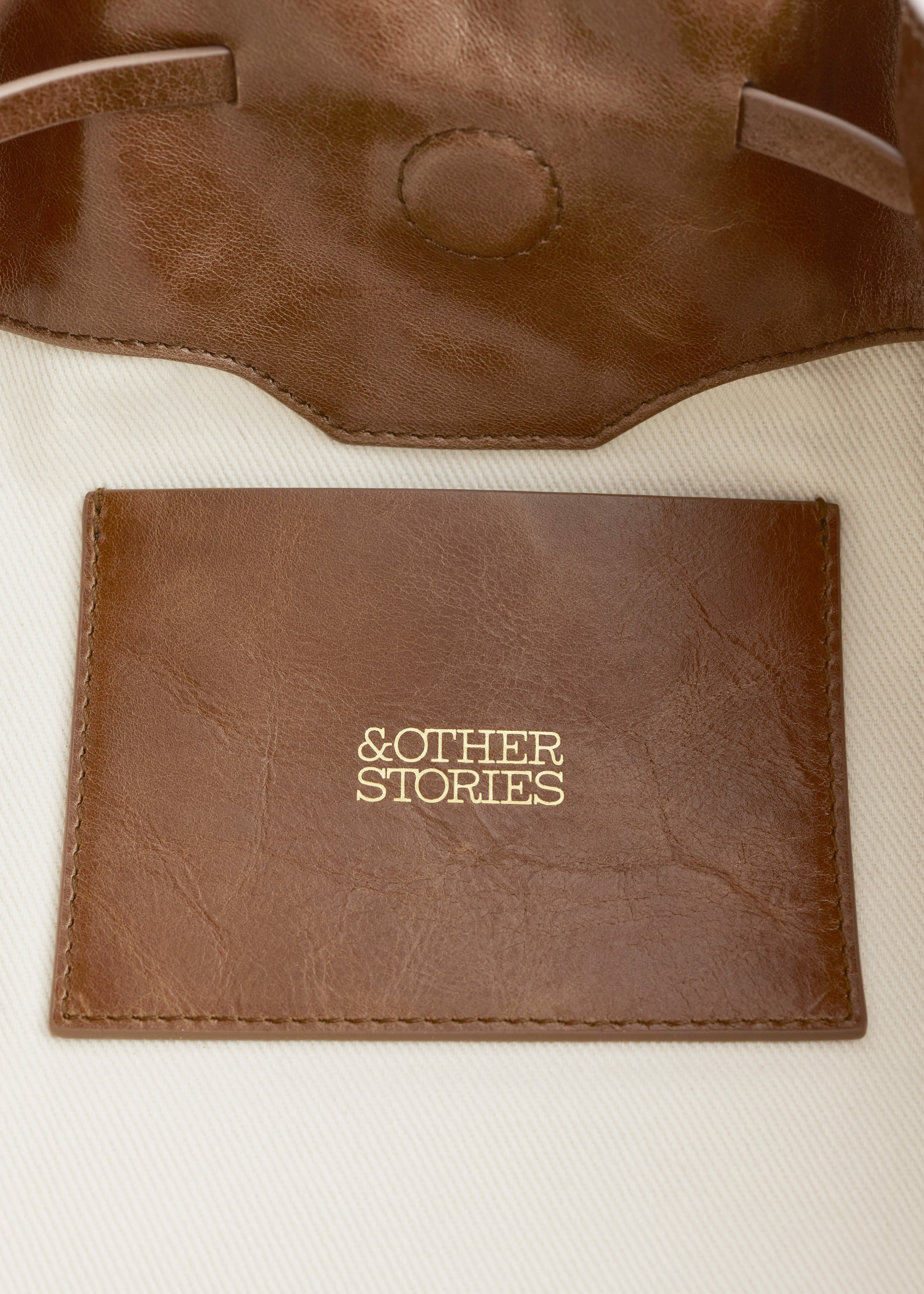 앤아더스토리즈 로우 프로파일 레더 숄더 백의 브라운컬러 Product입니다.