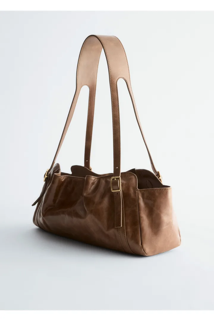 앤아더스토리즈 로우 프로파일 레더 숄더 백의 브라운컬러 Product입니다.