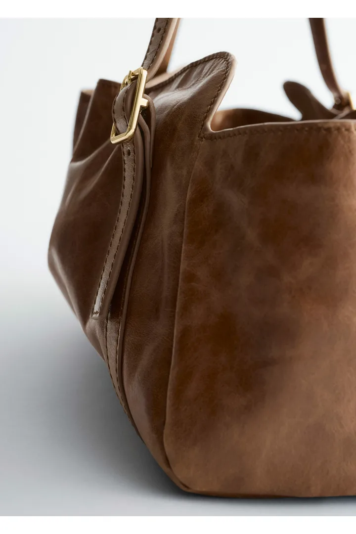 앤아더스토리즈 로우 프로파일 레더 숄더 백의 브라운컬러 Product입니다.