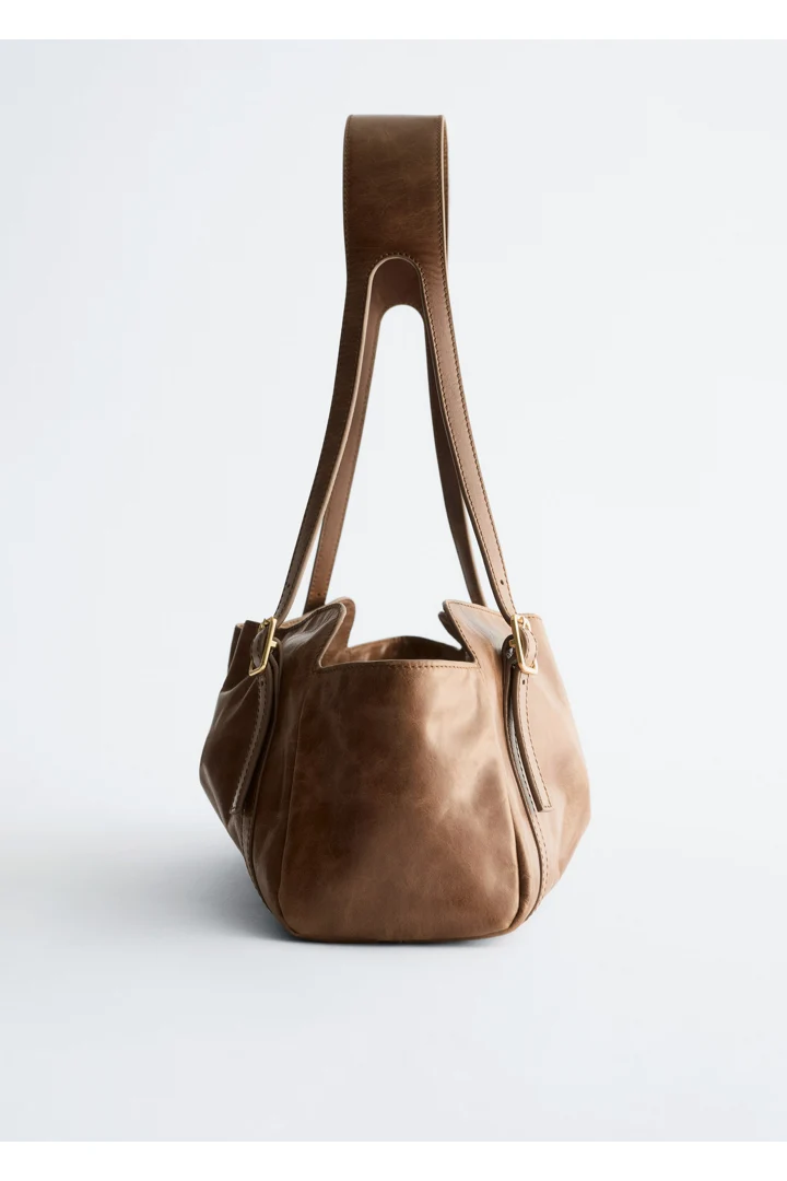 앤아더스토리즈 로우 프로파일 레더 숄더 백의 브라운컬러 Product입니다.