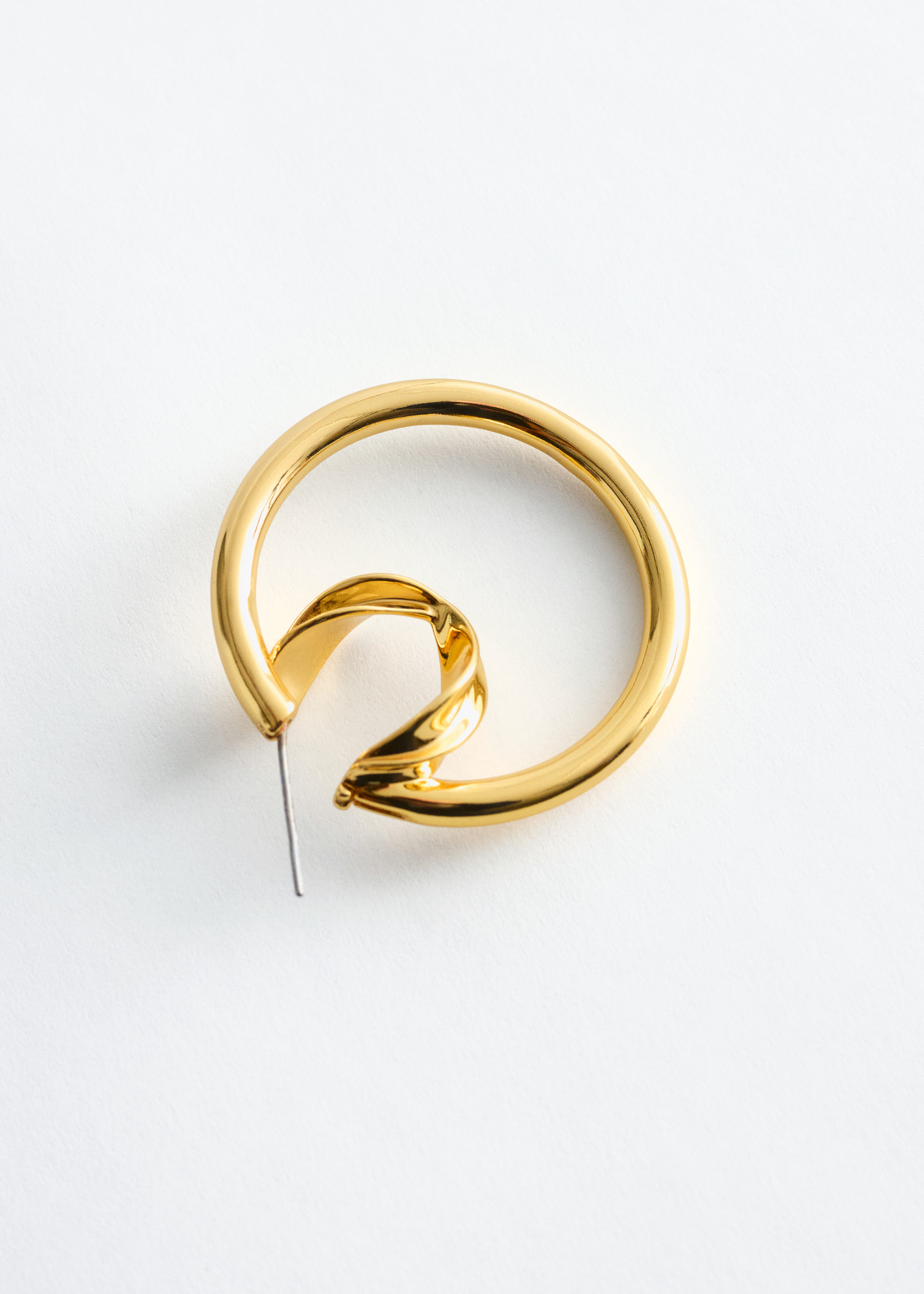 앤아더스토리즈 더블 후프 이어링의 골드컬러 Product입니다.