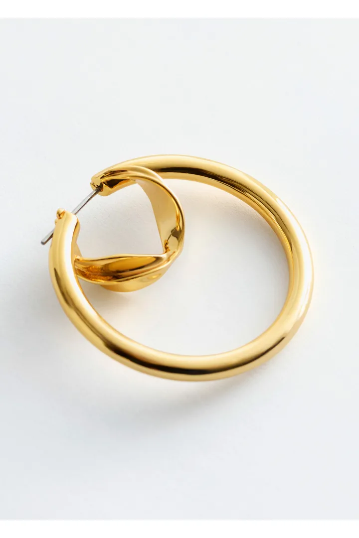앤아더스토리즈 더블 후프 이어링의 골드컬러 Product입니다.