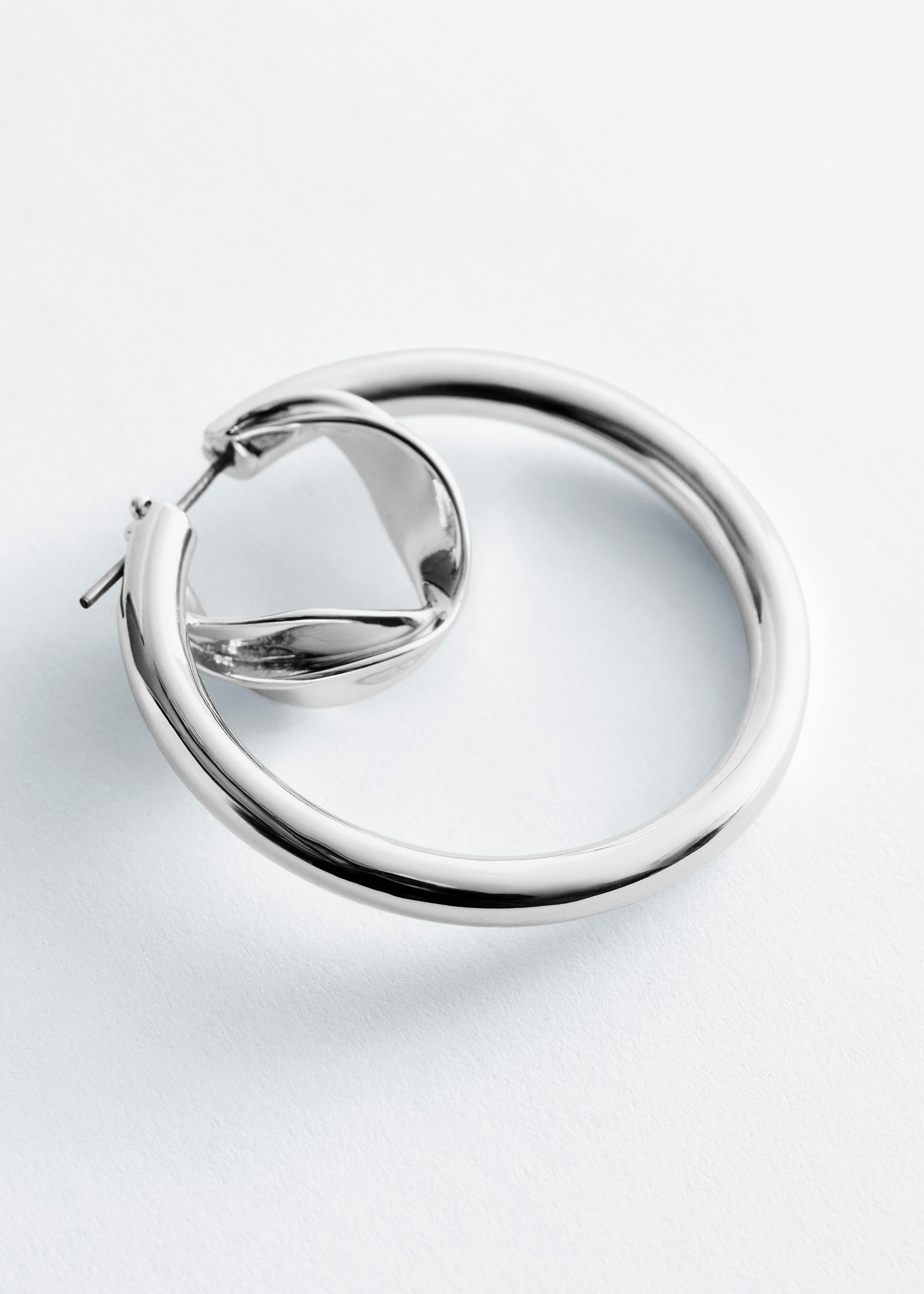 앤아더스토리즈 더블 후프 이어링의 실버컬러 Product입니다.