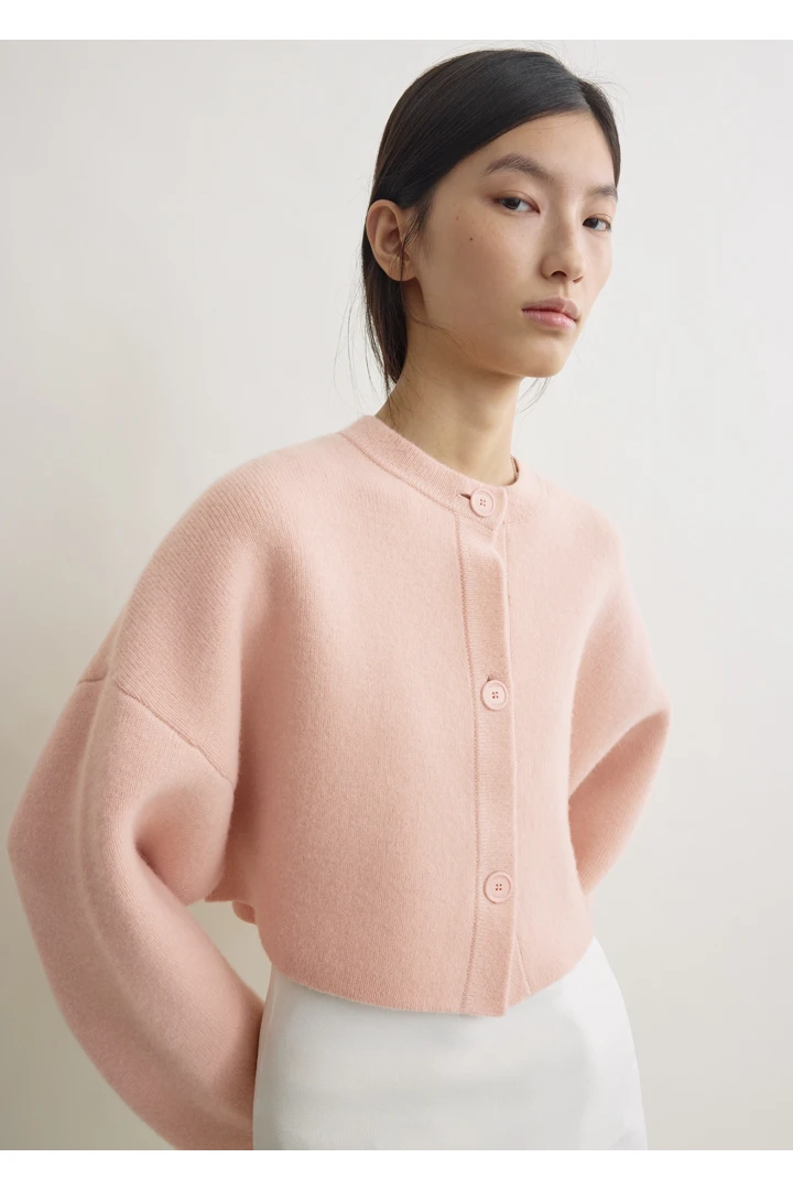 TOTEME 크롭 오버사이즈 가디건 플라밍고의 플라밍고컬러 3번쨰 이미지입니다.