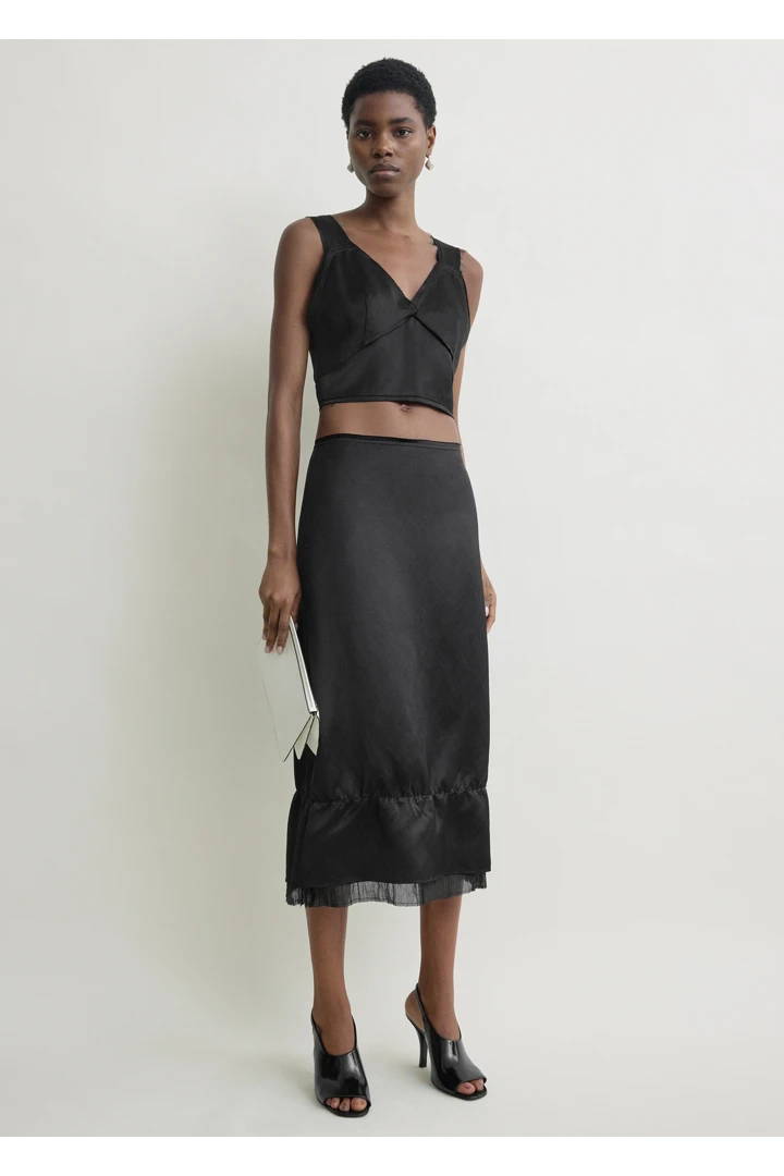 TOTEME 크롭 새틴 카미솔 블랙의 블랙컬러 0번쨰 이미지입니다.