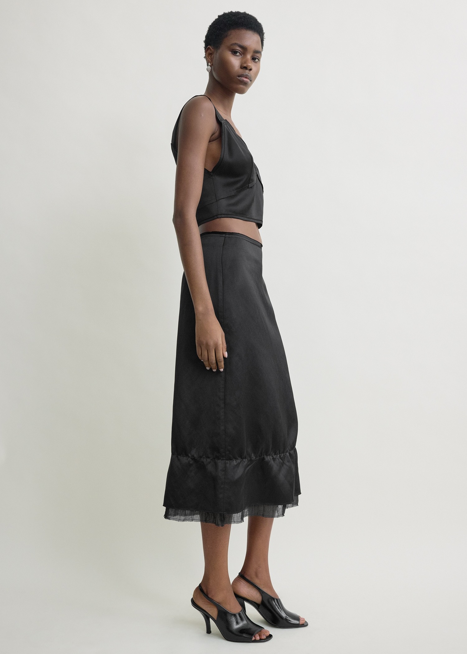 TOTEME 크롭 새틴 카미솔 블랙의 블랙컬러 1번쨰 이미지입니다.