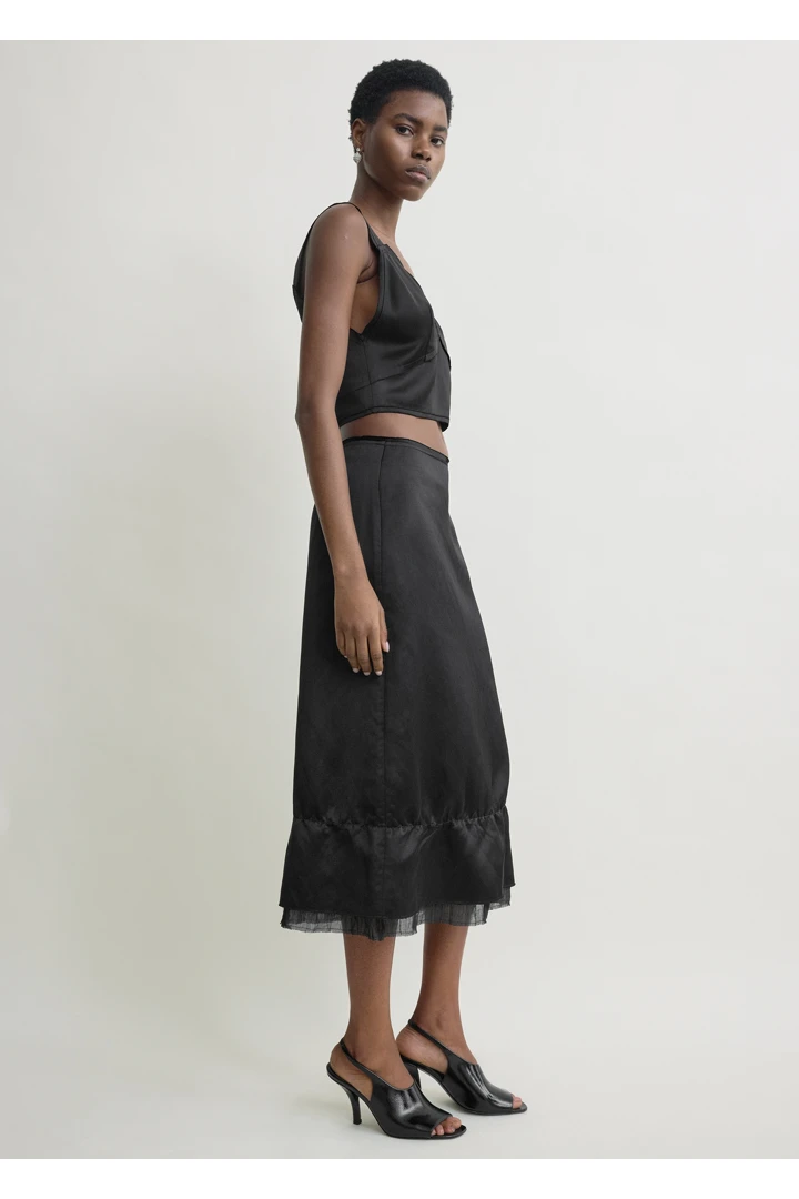 TOTEME 크롭 새틴 카미솔 블랙의 블랙컬러 1번쨰 이미지입니다.