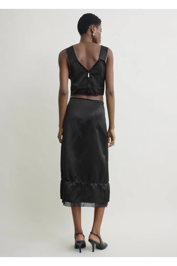 TOTEME 크롭 새틴 카미솔 블랙의 블랙컬러 2번쨰 이미지입니다.