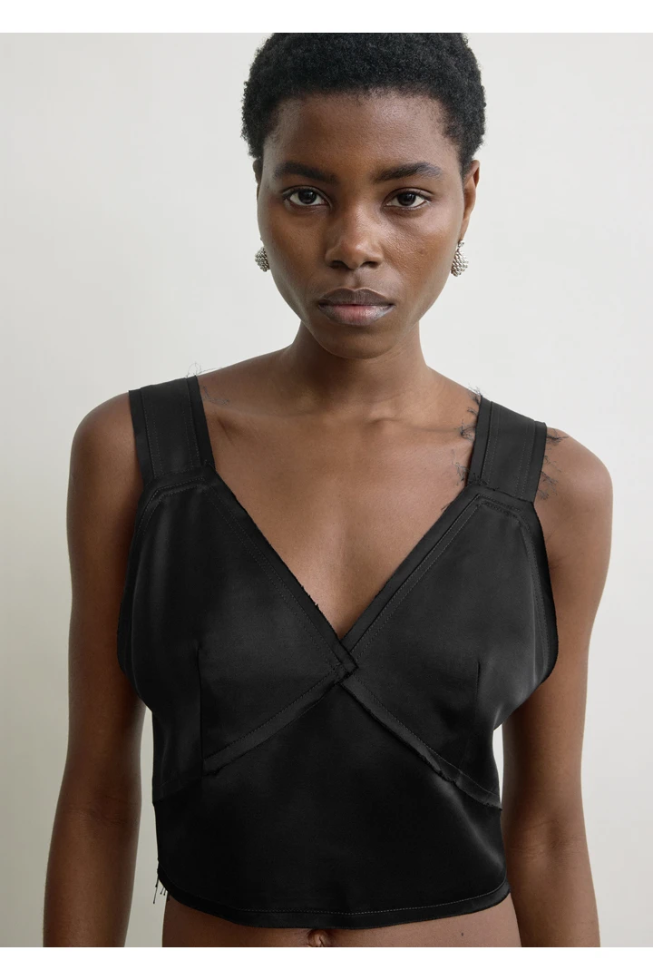 TOTEME 크롭 새틴 카미솔 블랙의 블랙컬러 3번쨰 이미지입니다.