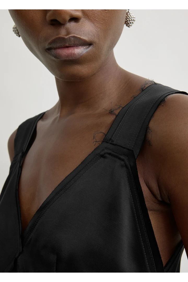 TOTEME 크롭 새틴 카미솔 블랙의 블랙컬러 4번쨰 이미지입니다.