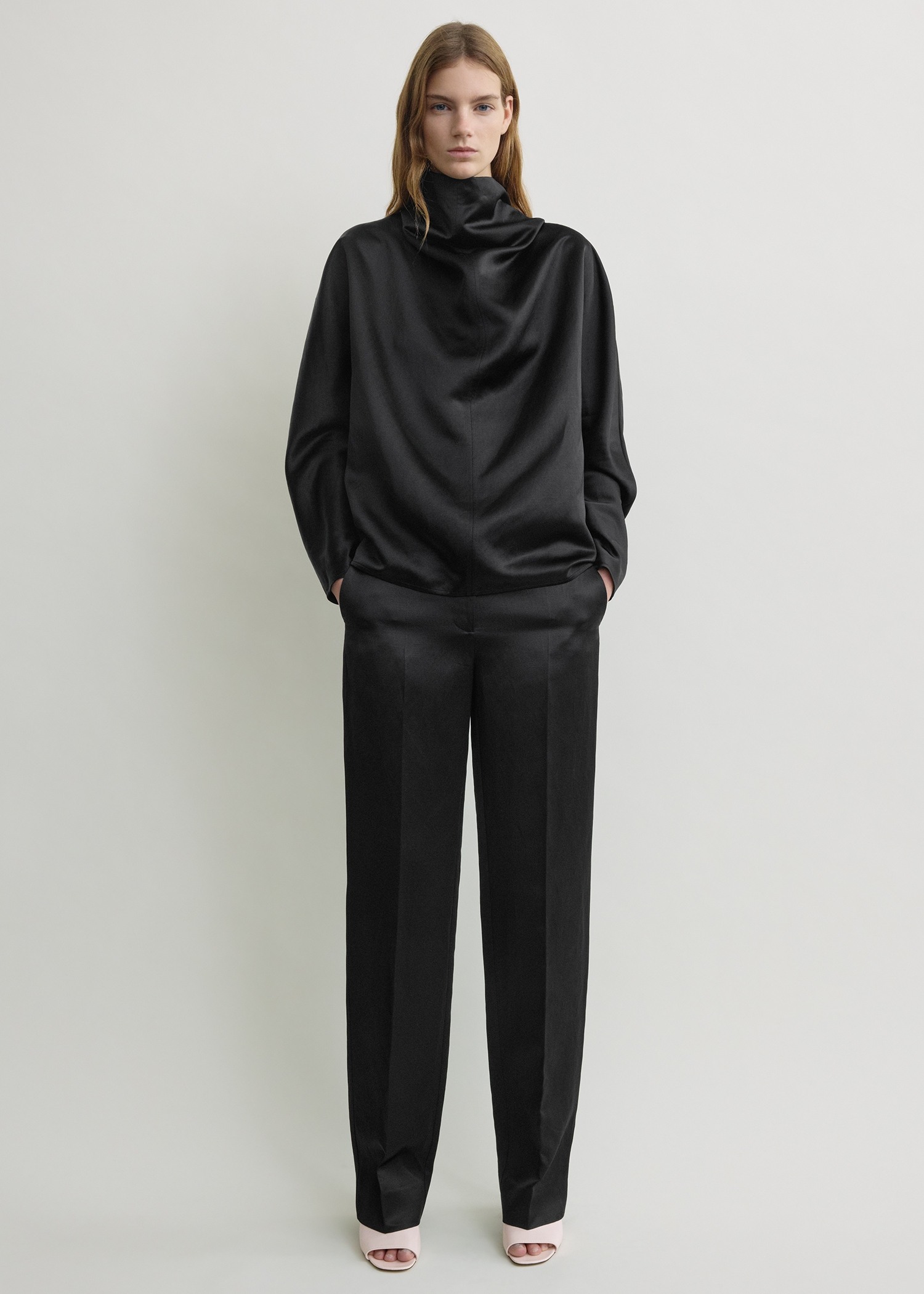 TOTEME 카울 넥 블라우스 블랙의 블랙컬러 0번쨰 이미지입니다.