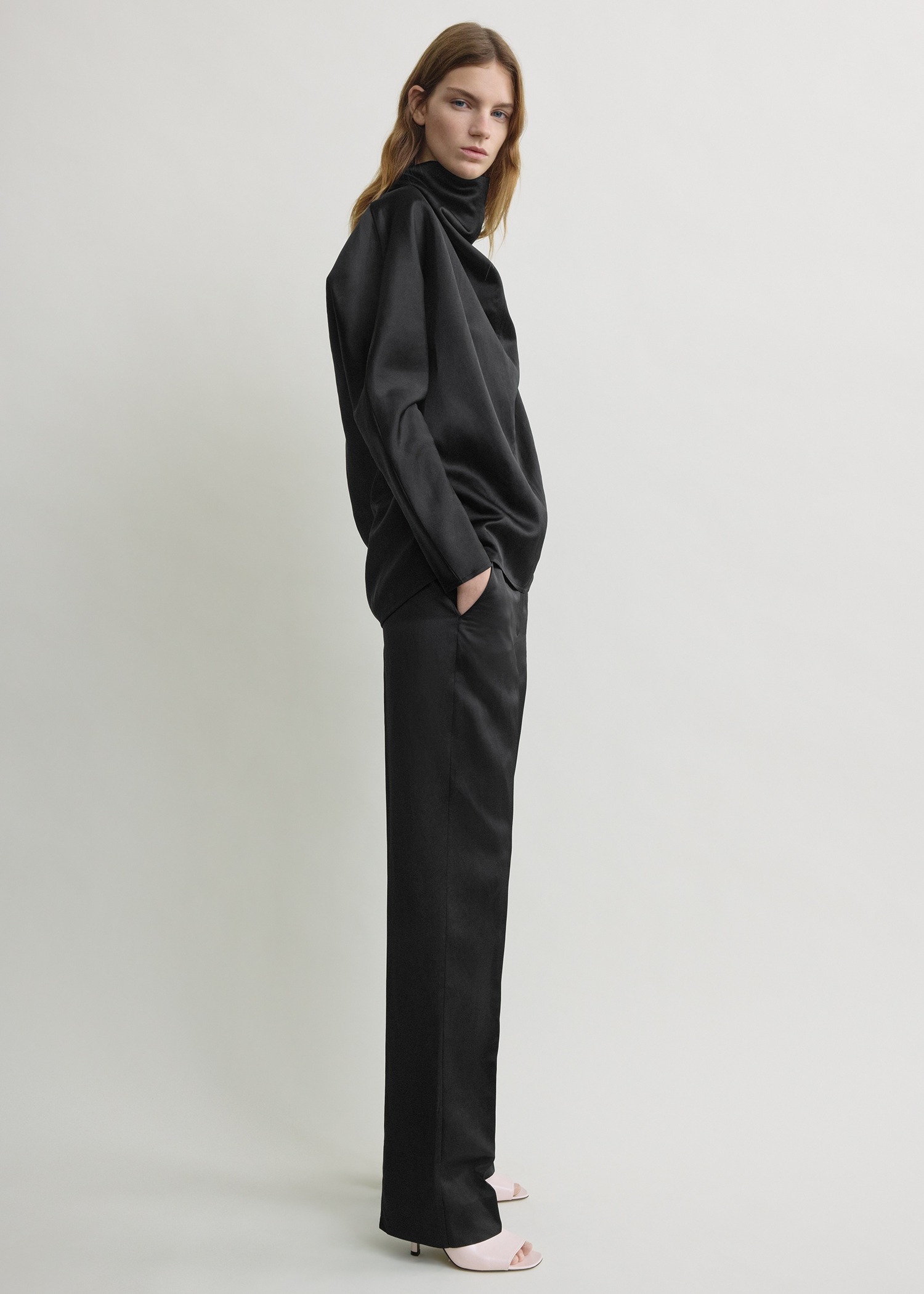 TOTEME 카울 넥 블라우스 블랙의 블랙컬러 1번쨰 이미지입니다.